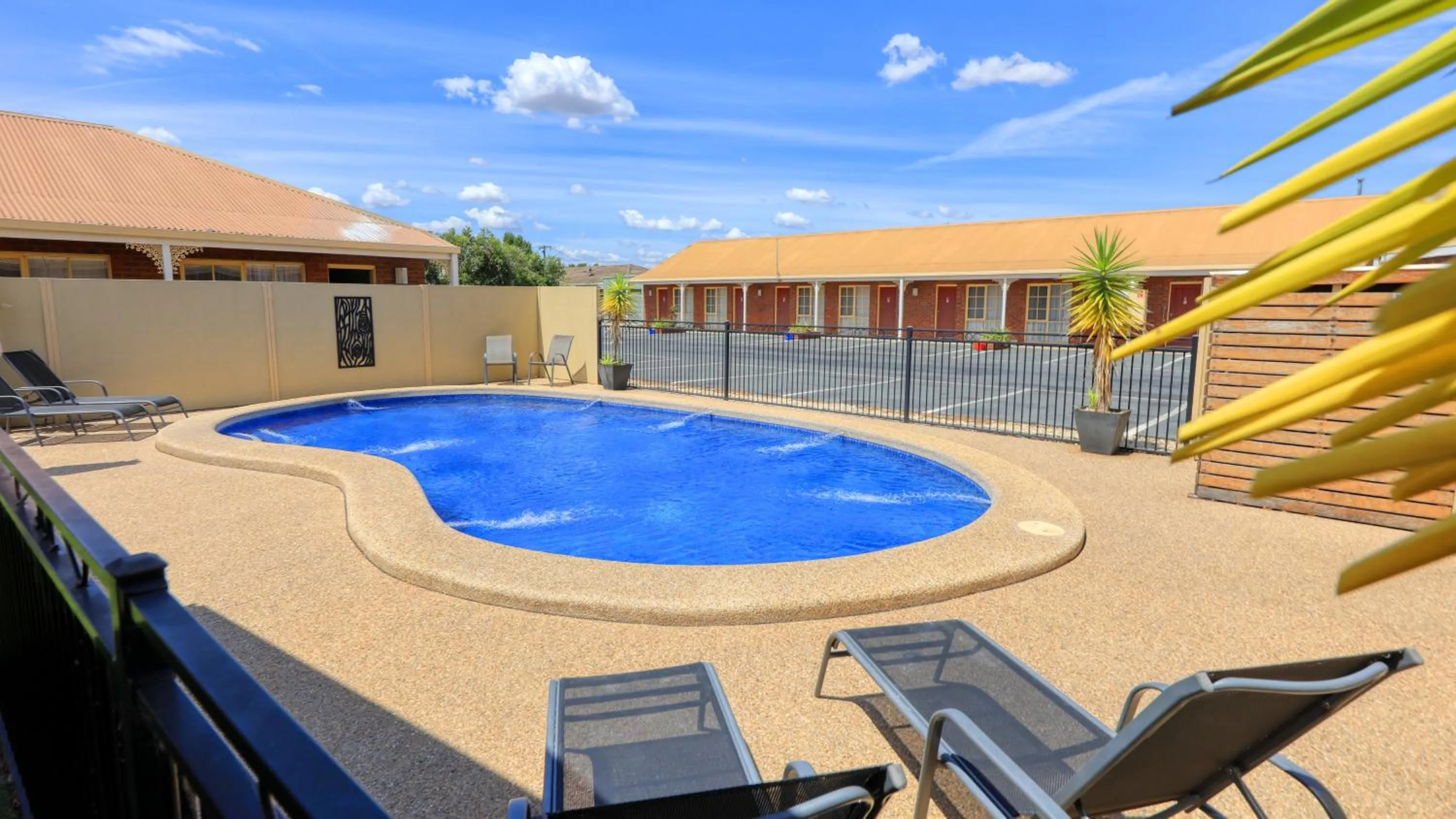 Swimming pool in Top of the Town Motel & Apartments
