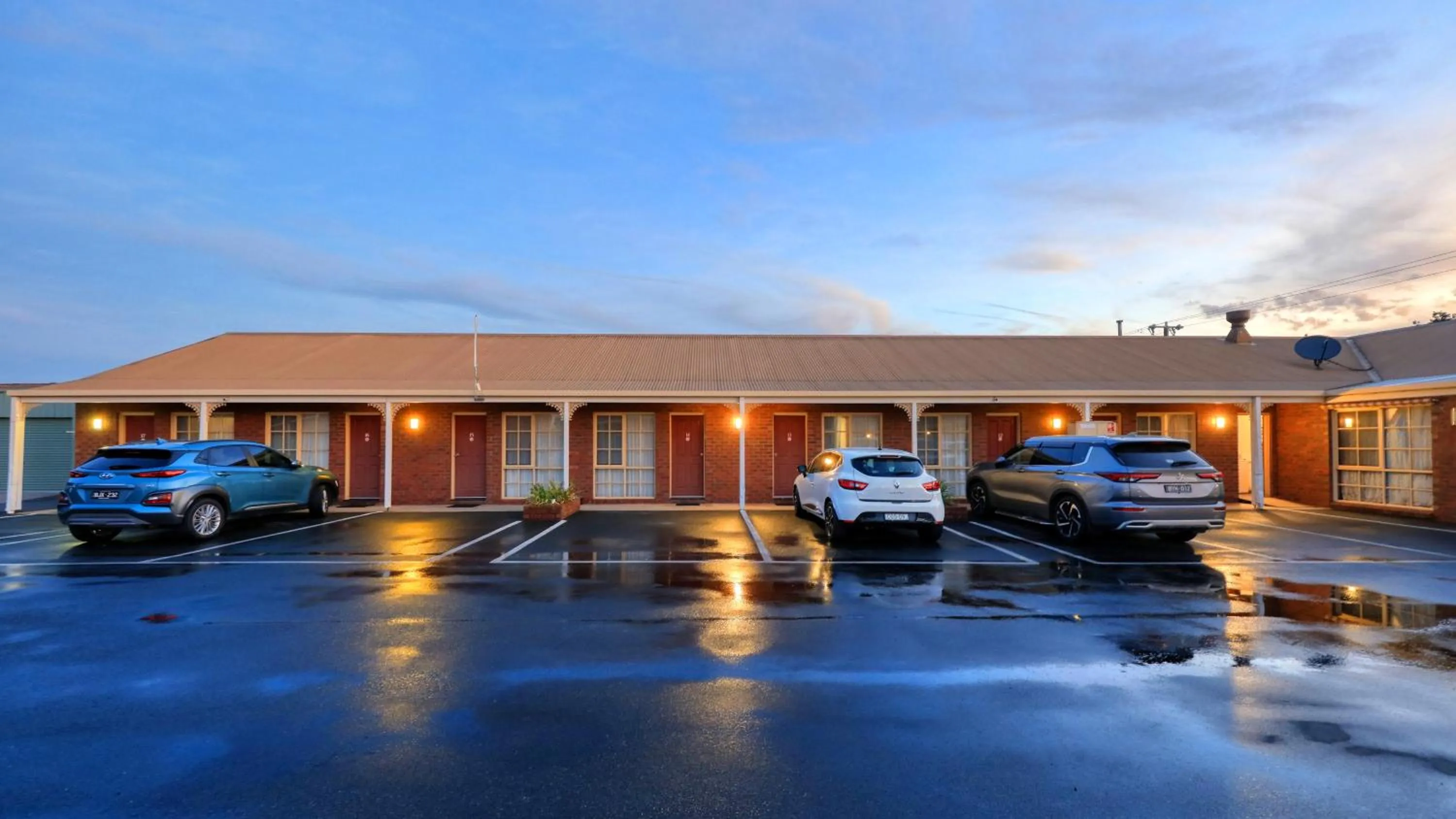 Property building in Top of the Town Motel & Apartments