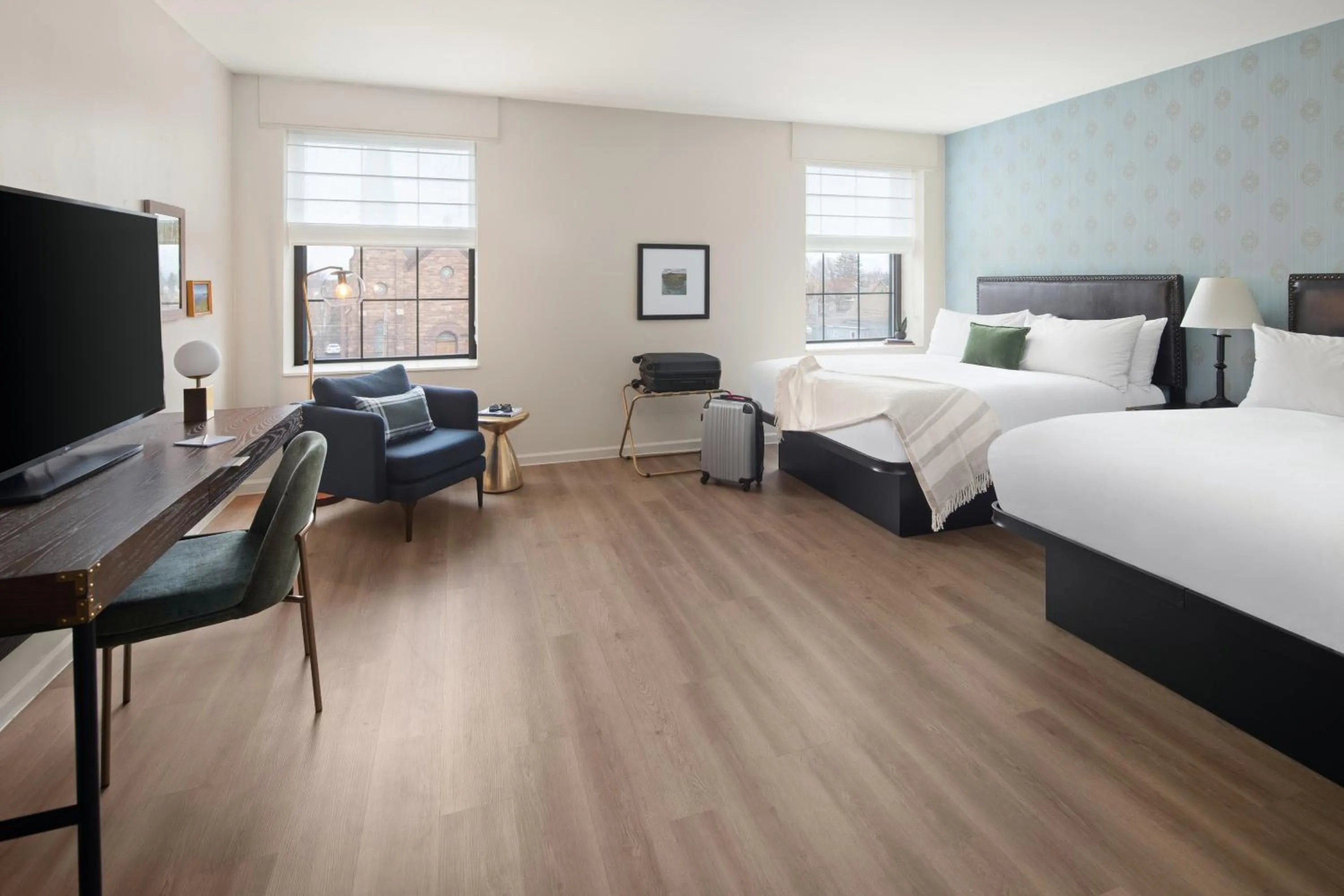 Photo of the whole room, Bed in Landmark Inn