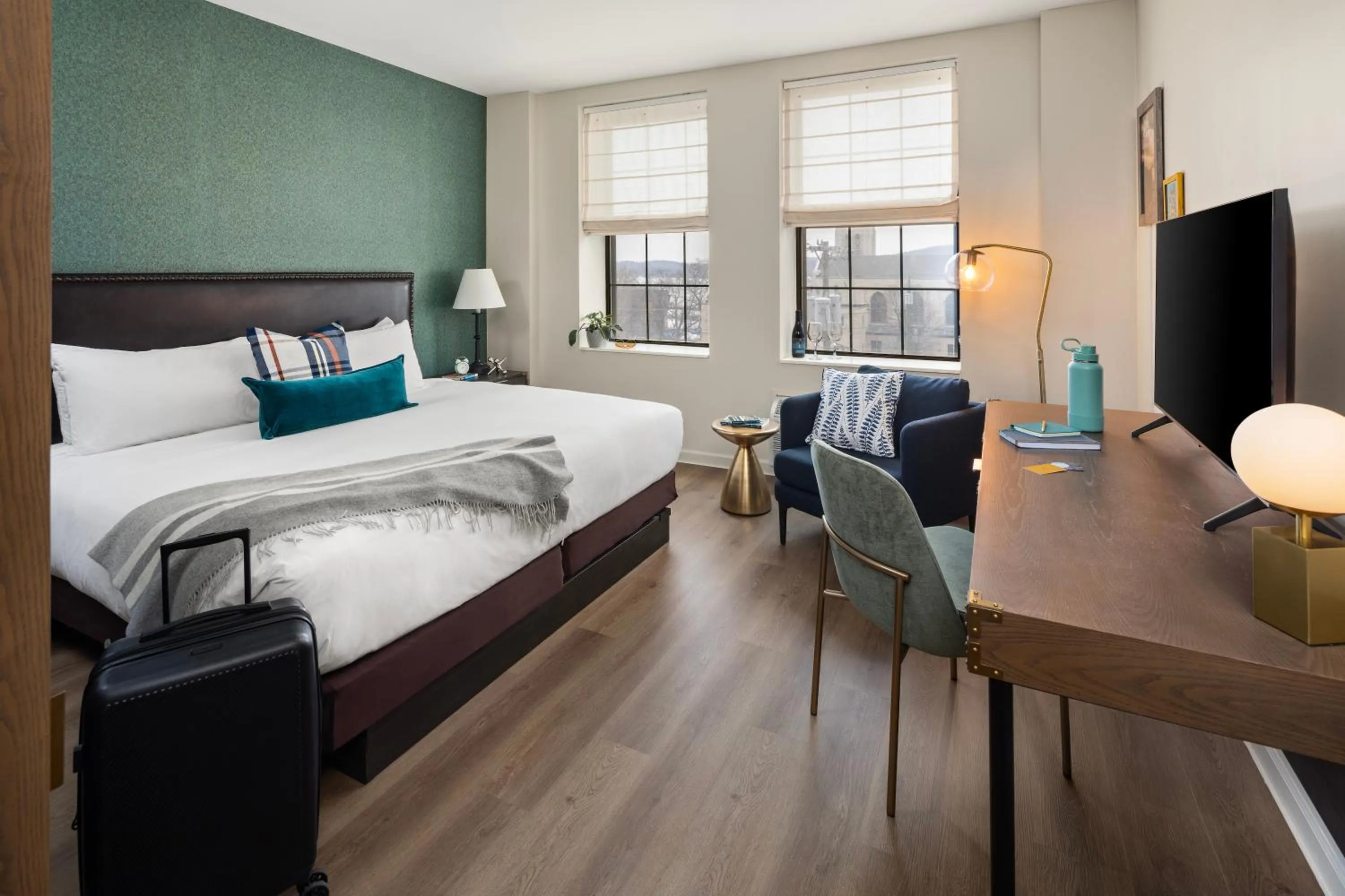 Photo of the whole room, Bed in Landmark Inn