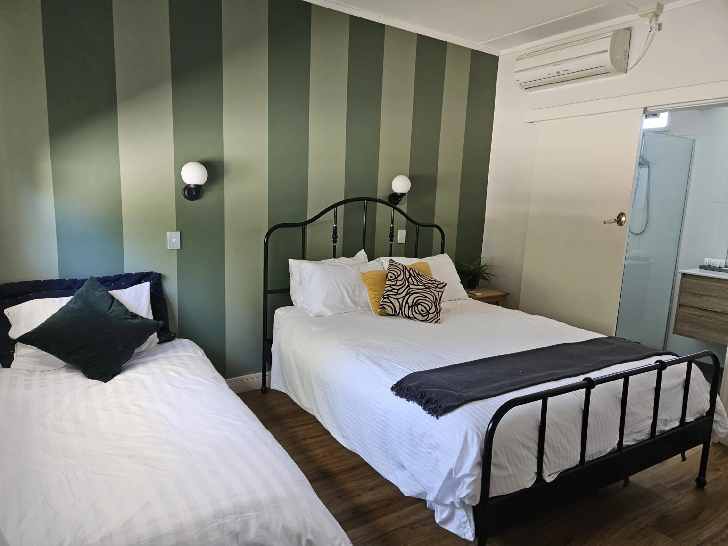 Bed in The Robinhood Inn - Drouin