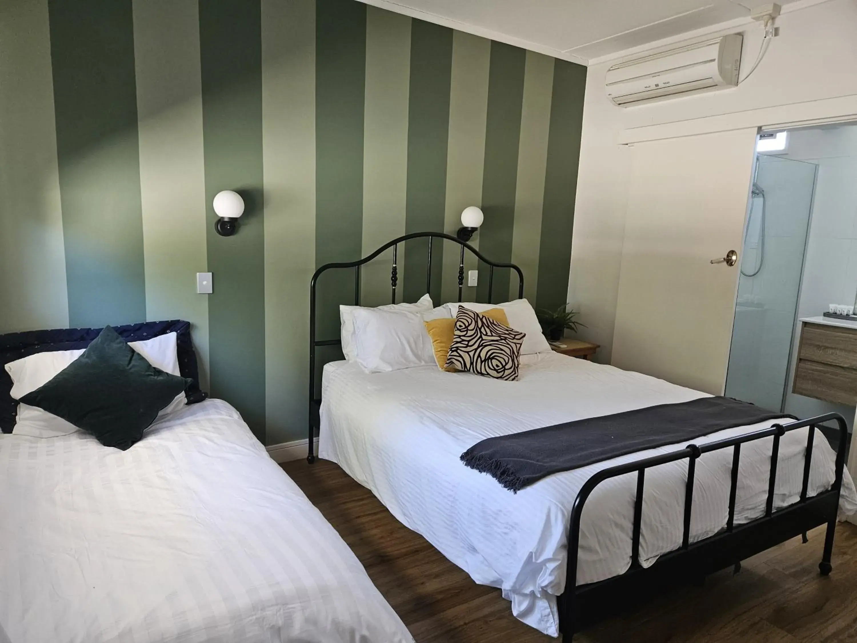 Standard Double Room in The Robinhood Inn - Drouin Standard Double Room in The Robinhood Inn - Drouin