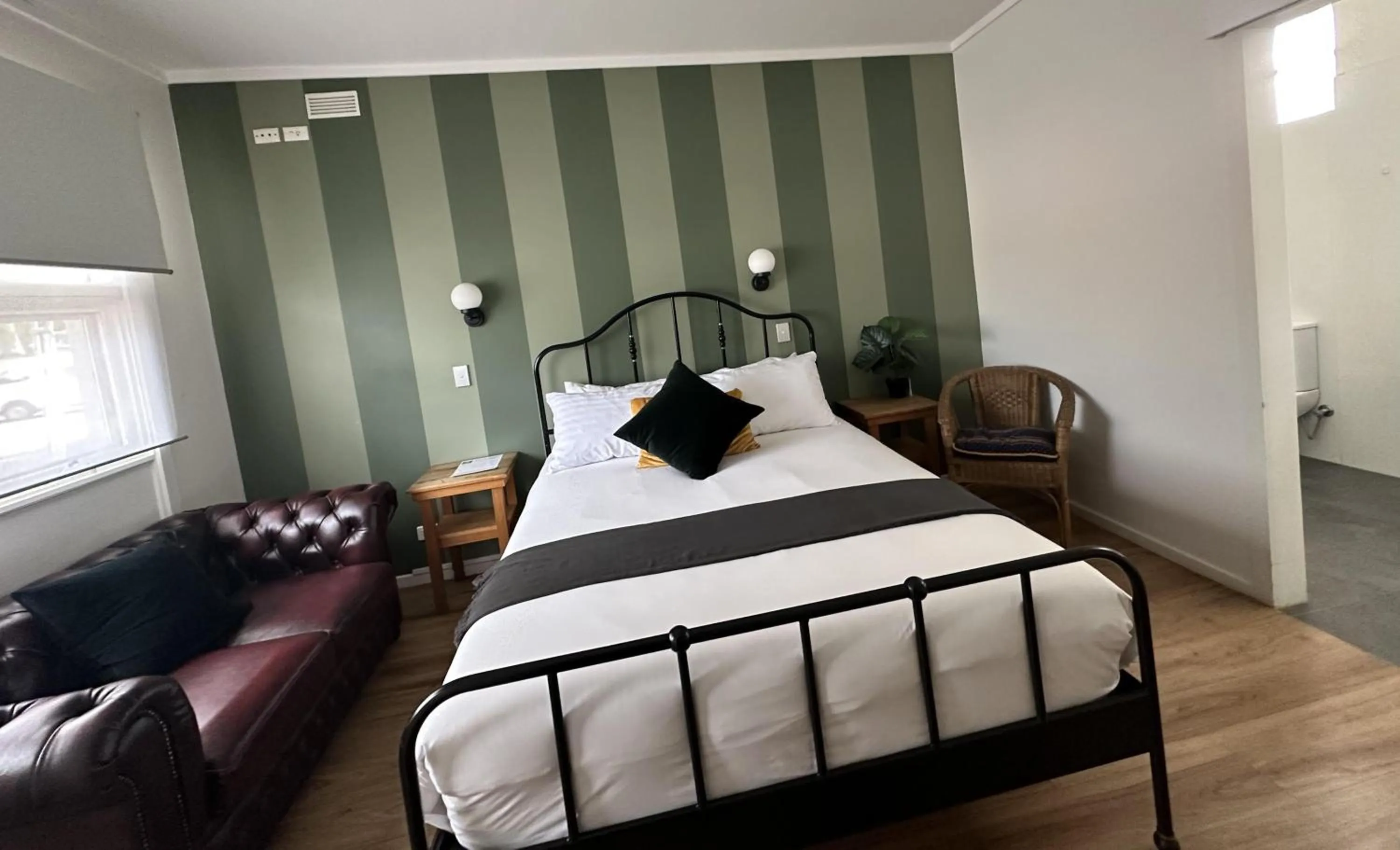 Bed in The Robinhood Inn - Drouin