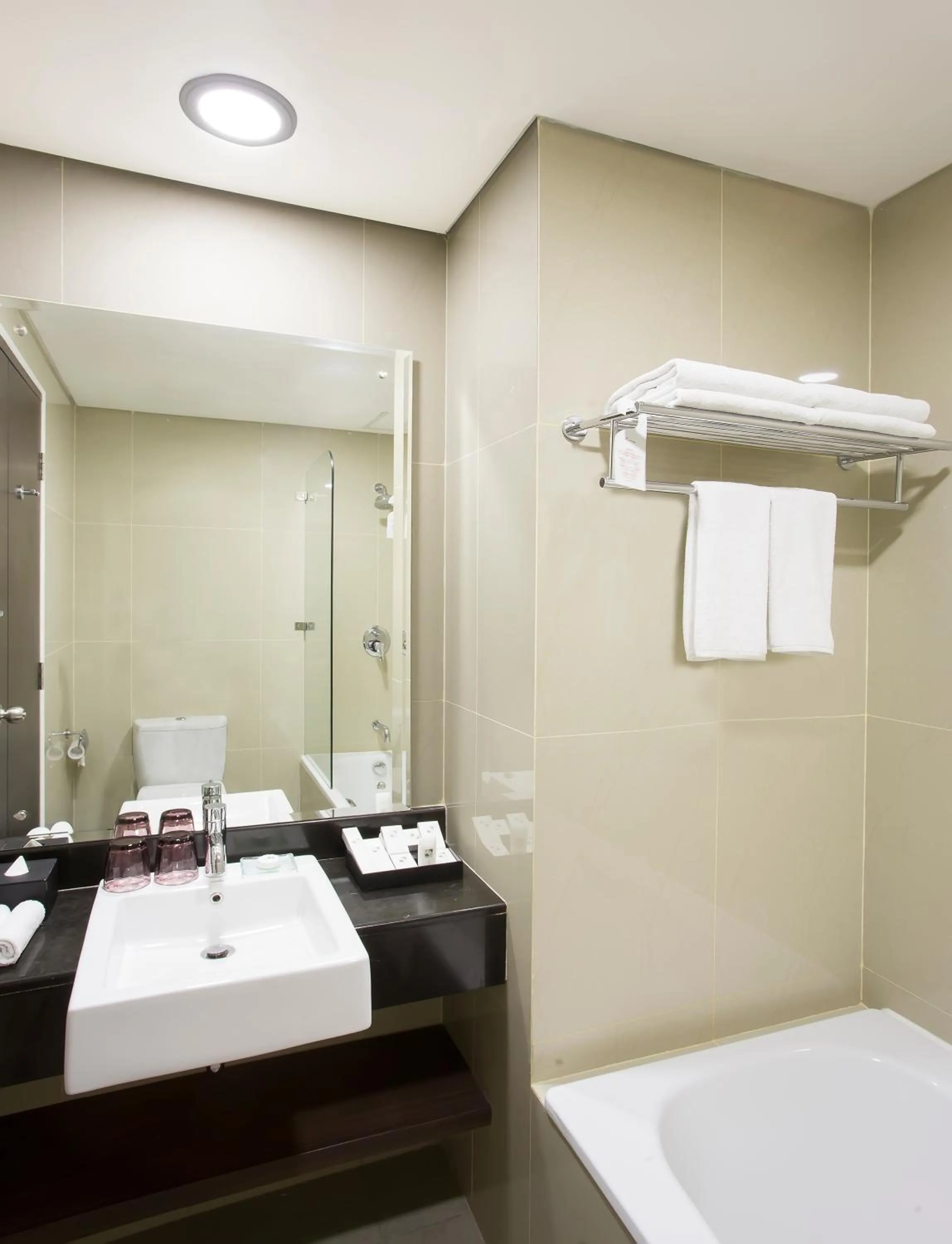 Bathroom, Bed in Swiss-Belinn Kemayoran
