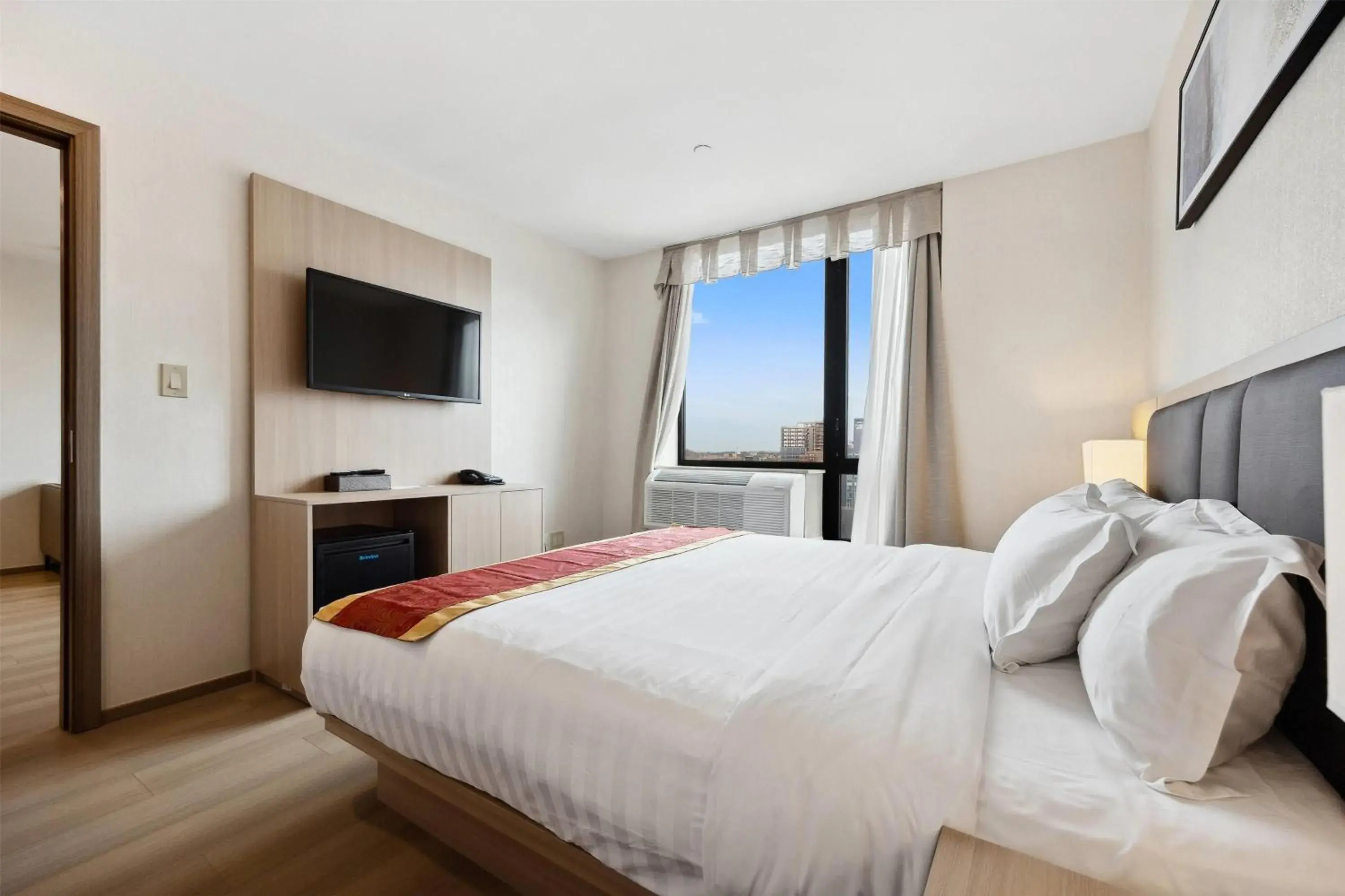 Executive Queen Suite in Ramada by Wyndham Flushing Queens Executive Queen Suite in Ramada by Wyndham Flushing Queens
