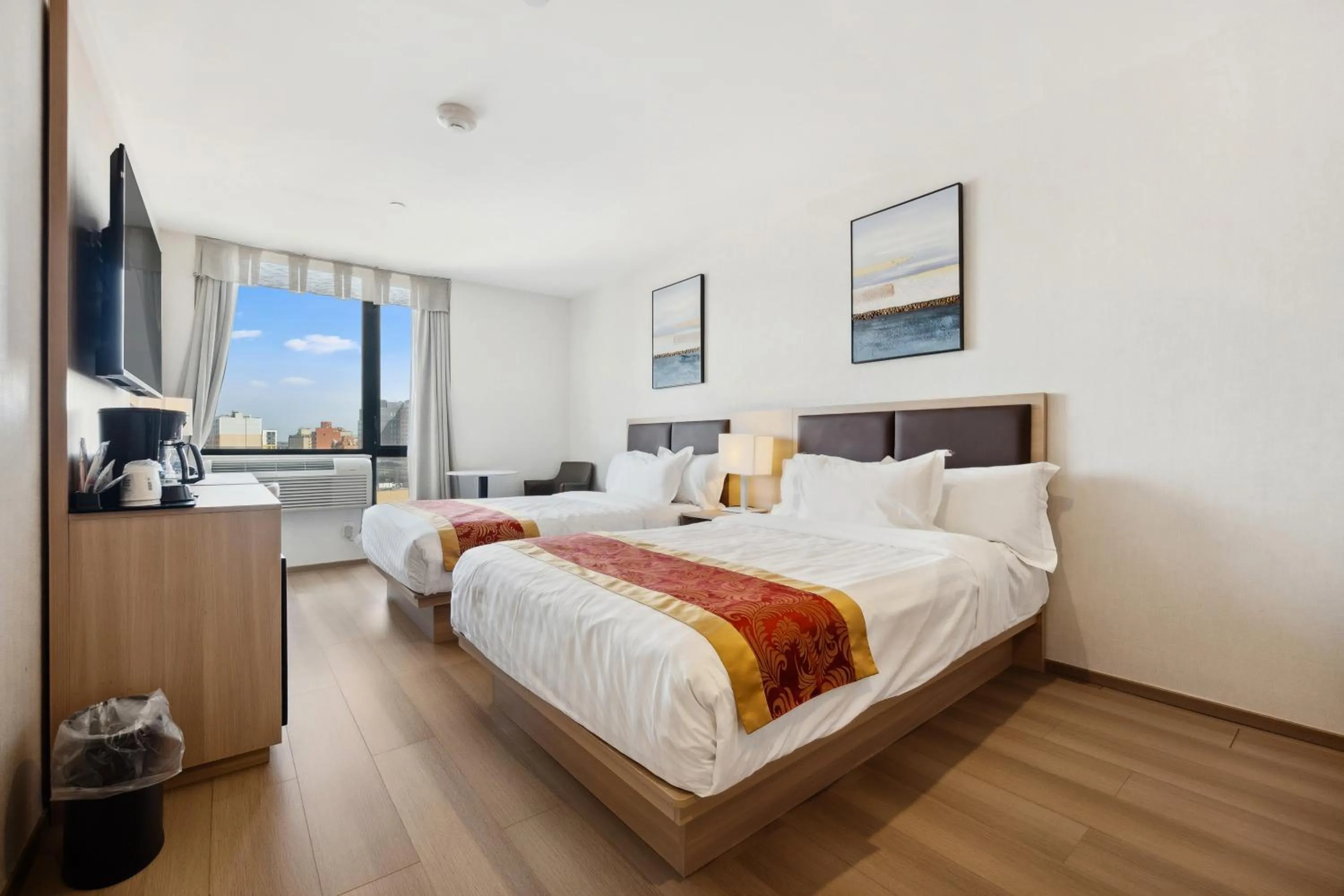 Photo of the whole room, Bed in Ramada by Wyndham Flushing Queens