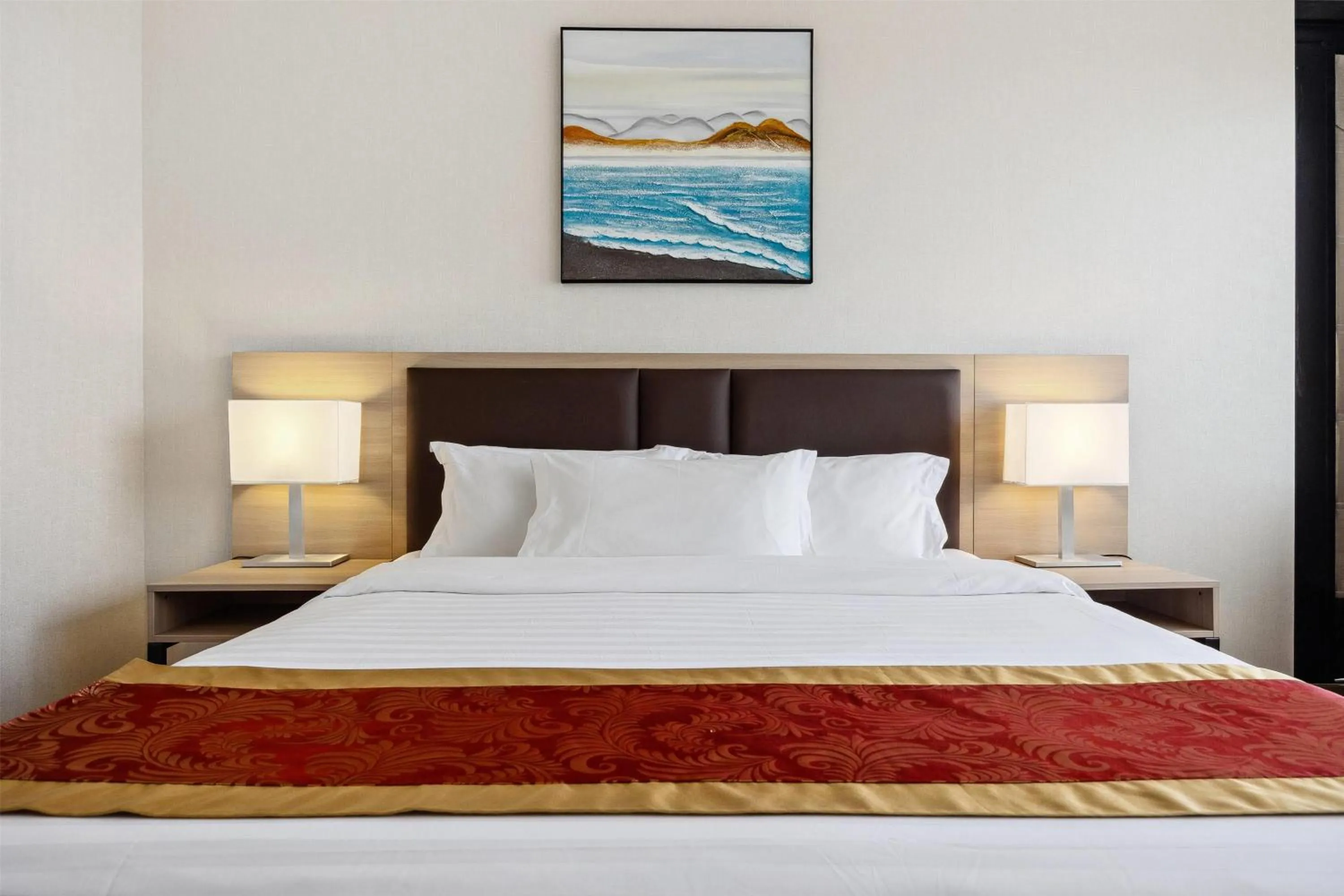 Photo of the whole room, Bed in Ramada by Wyndham Flushing Queens