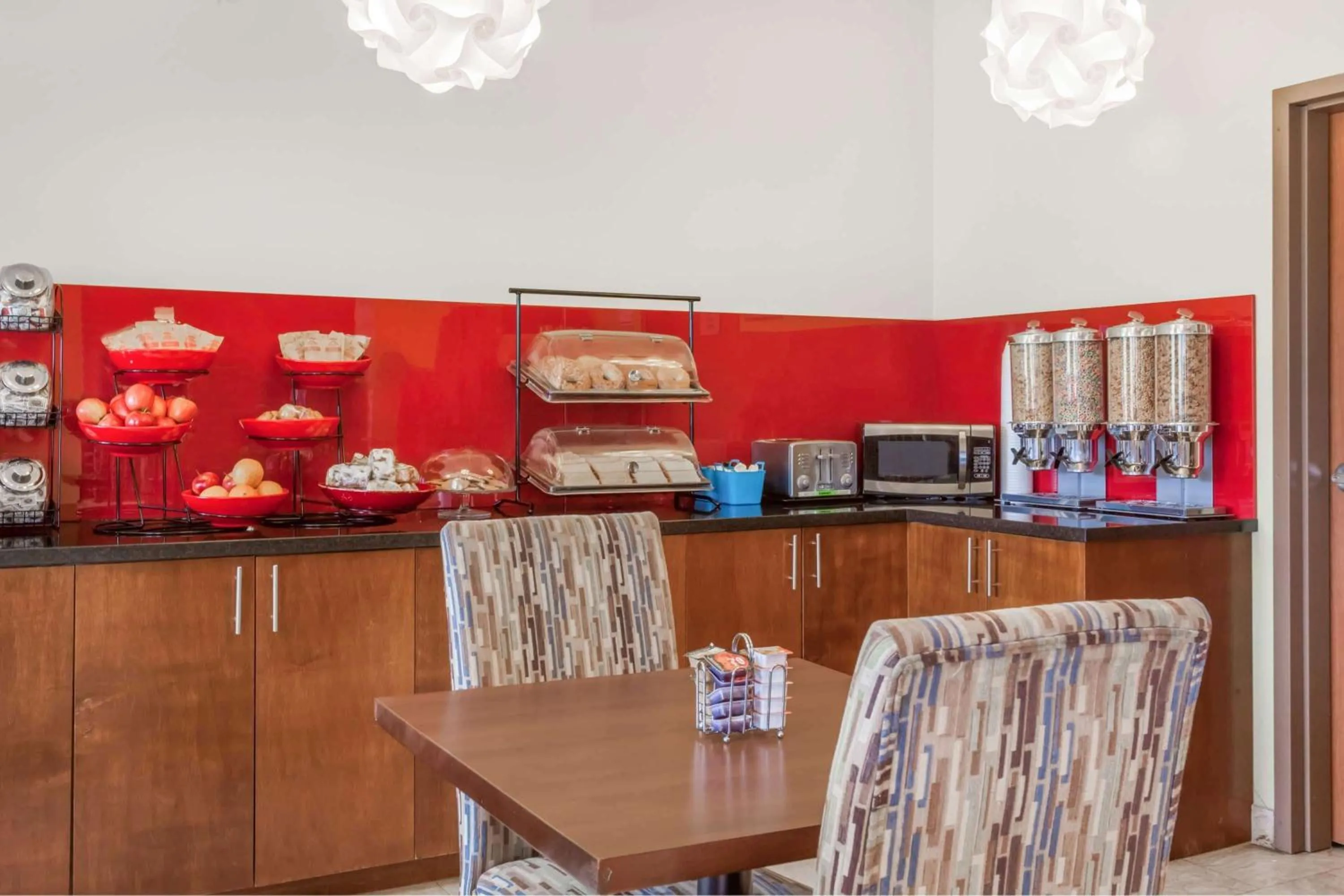 Restaurant/places to eat in Ramada by Wyndham Carlyle