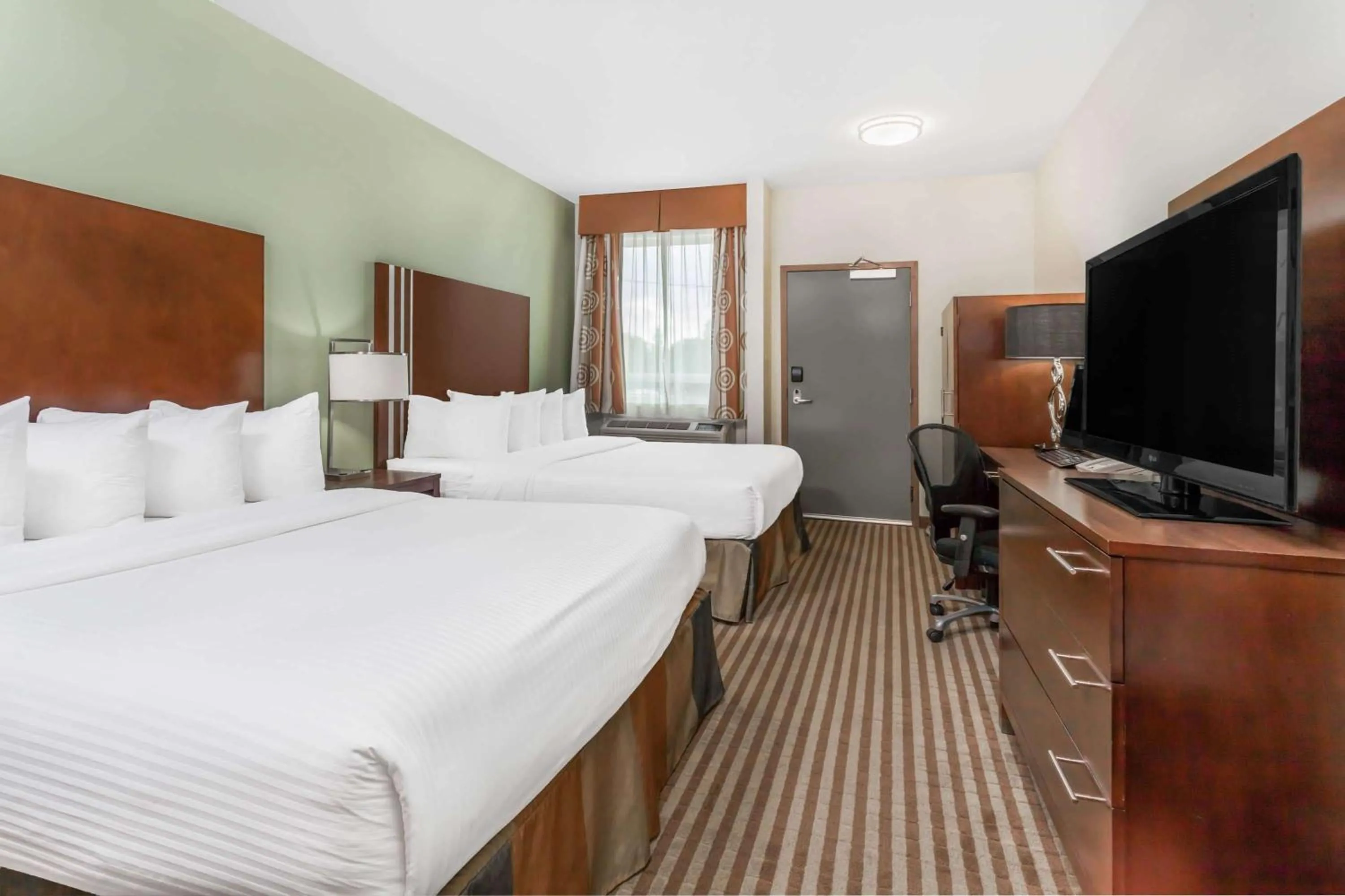 Photo of the whole room, Bed in Ramada by Wyndham Carlyle