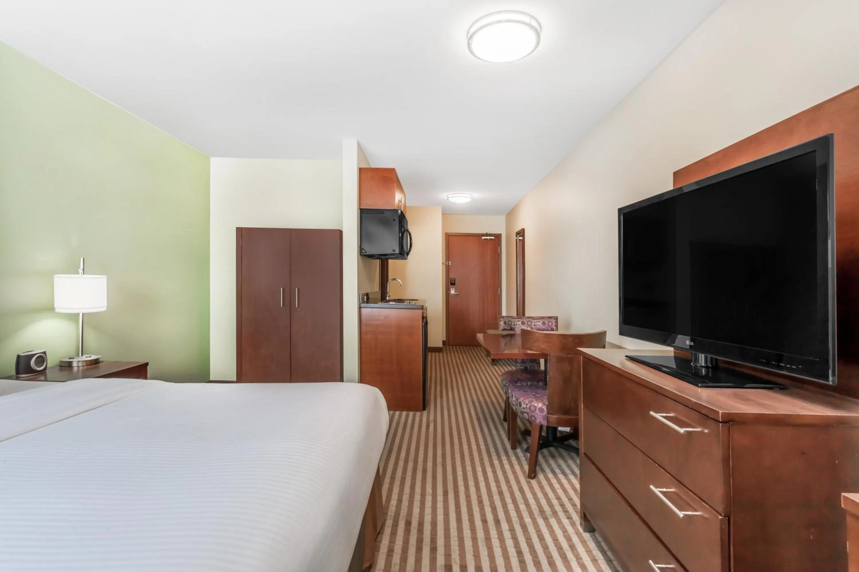 Photo of the whole room, Bed in Ramada by Wyndham Carlyle