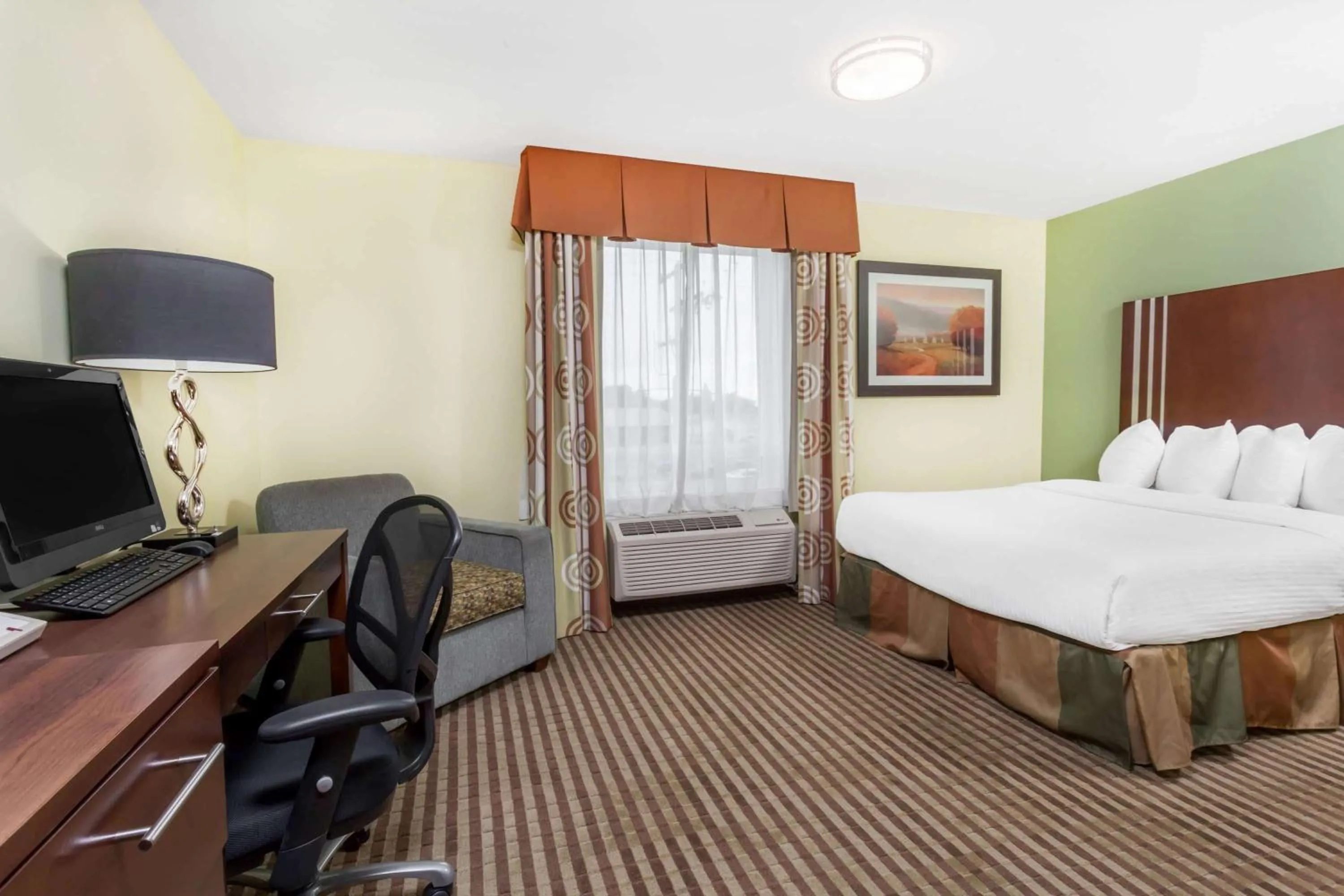 Photo of the whole room, Bed in Ramada by Wyndham Carlyle