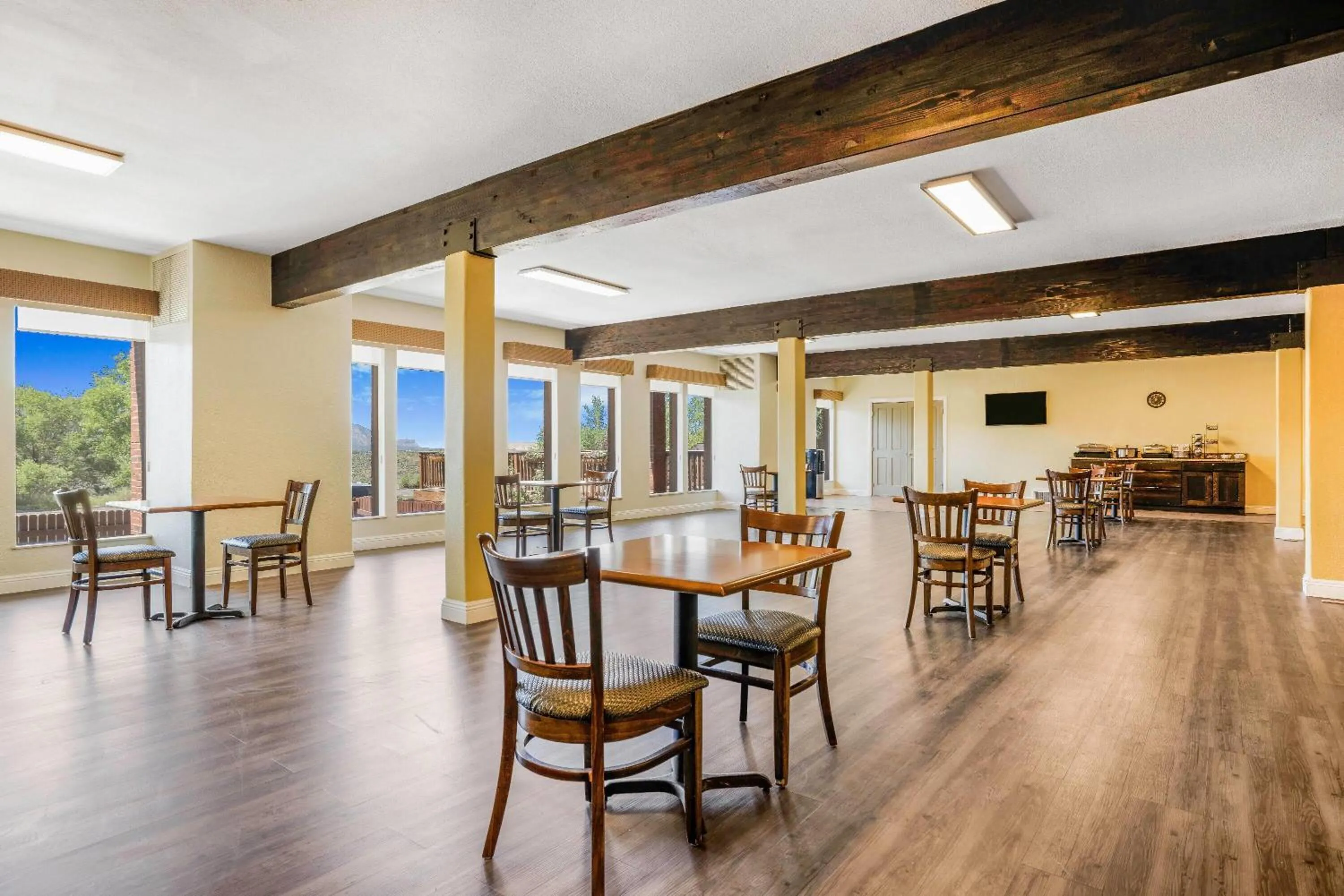 Restaurant/places to eat in Baymont by Wyndham Cortez