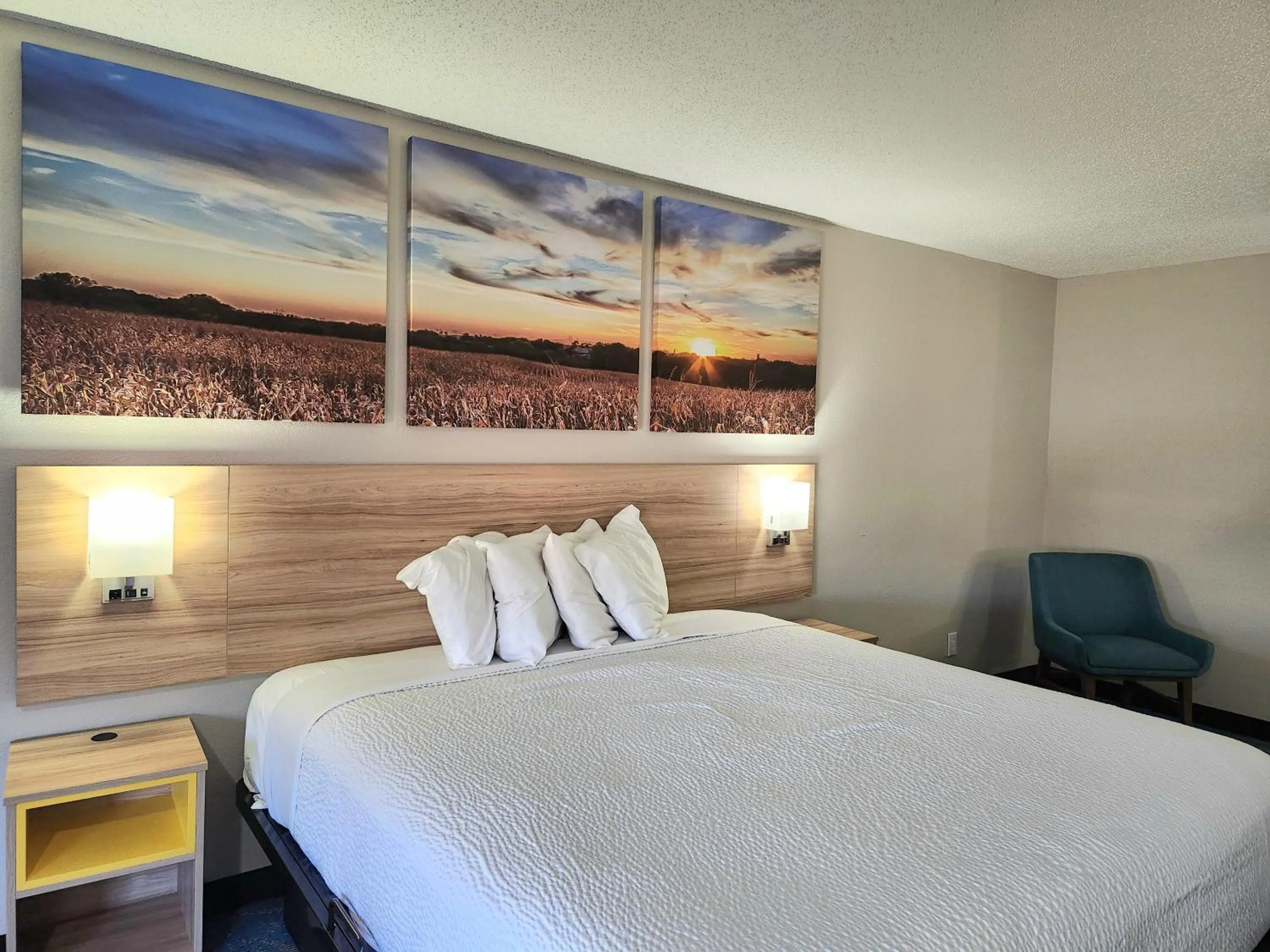 Bedroom, Bed in Days Inn & Suites by Wyndham New Iberia