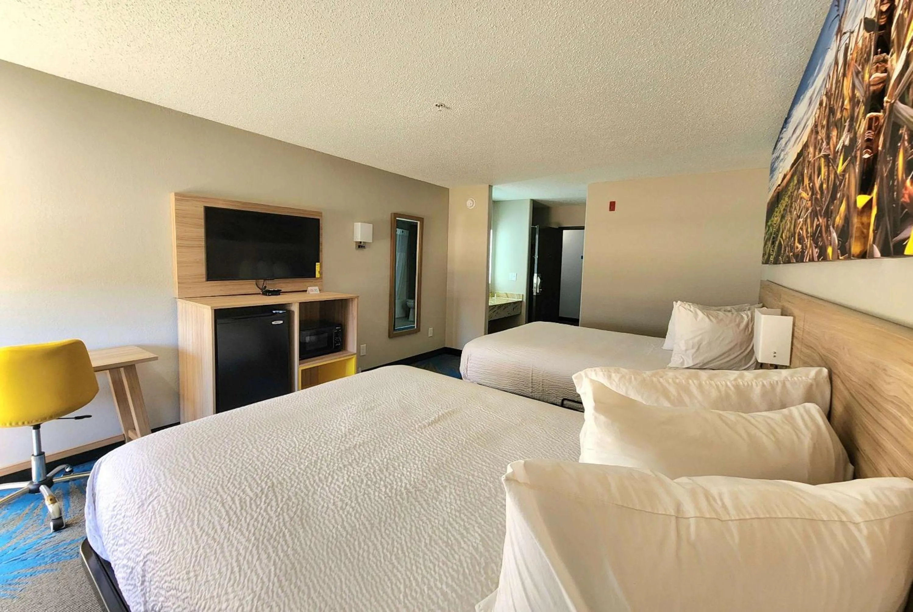 Photo of the whole room, Bed in Days Inn & Suites by Wyndham New Iberia