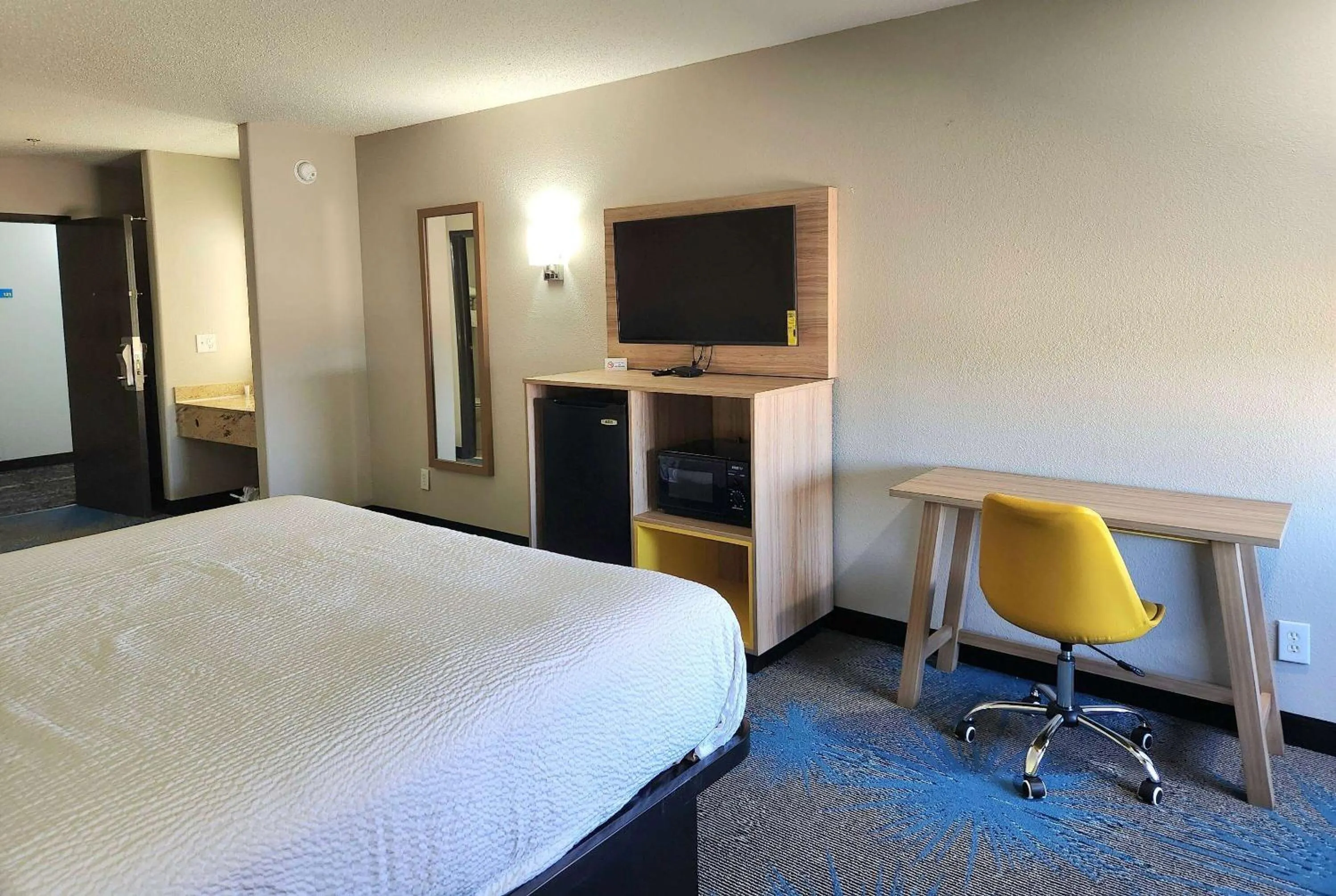 Photo of the whole room, Bed in Days Inn & Suites by Wyndham New Iberia