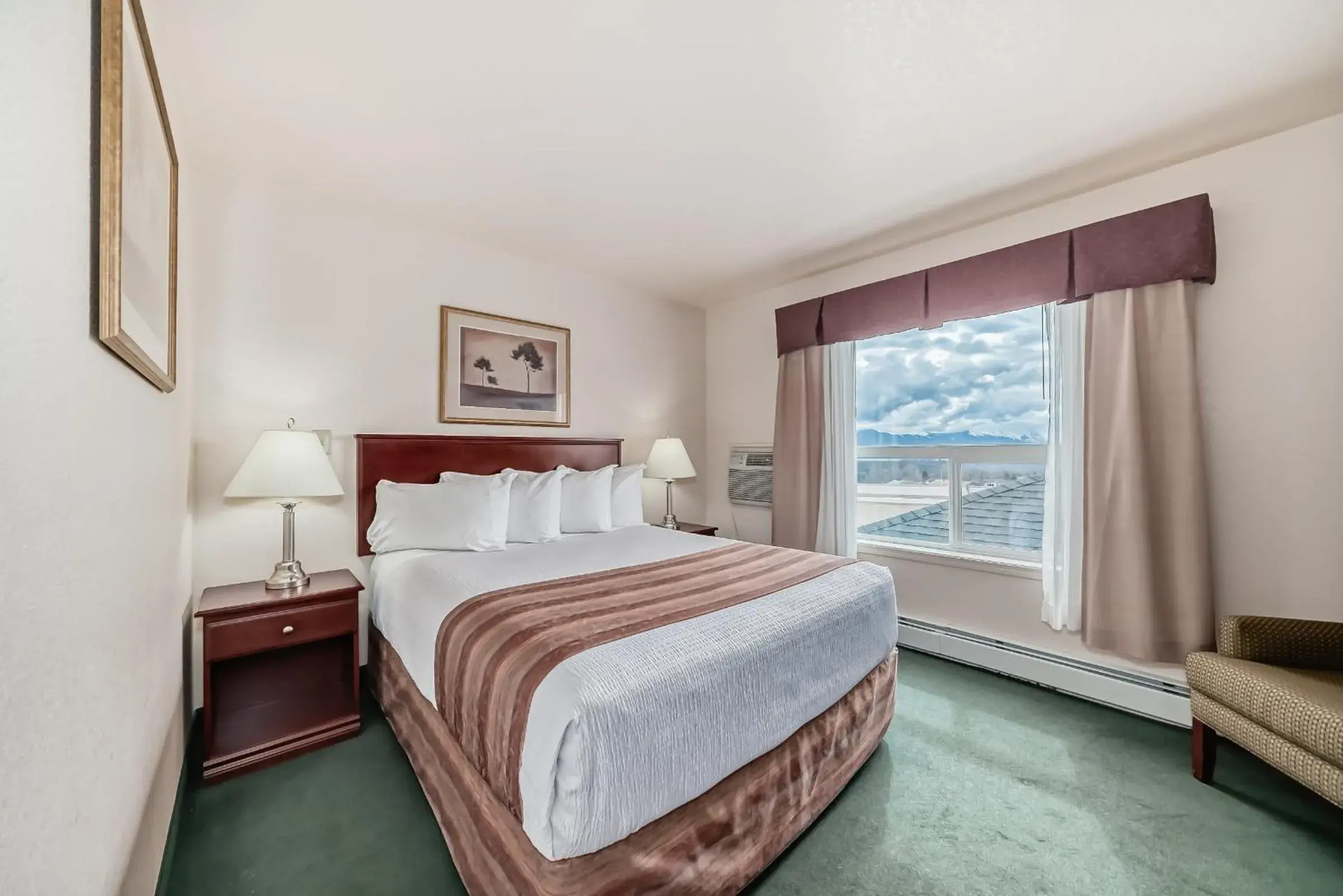 Queen Suite with Mountain View - Non-Smoking in Grande Cache Inn & Suites Queen Suite with Mountain View - Non-Smoking in Grande Cache Inn & Suites