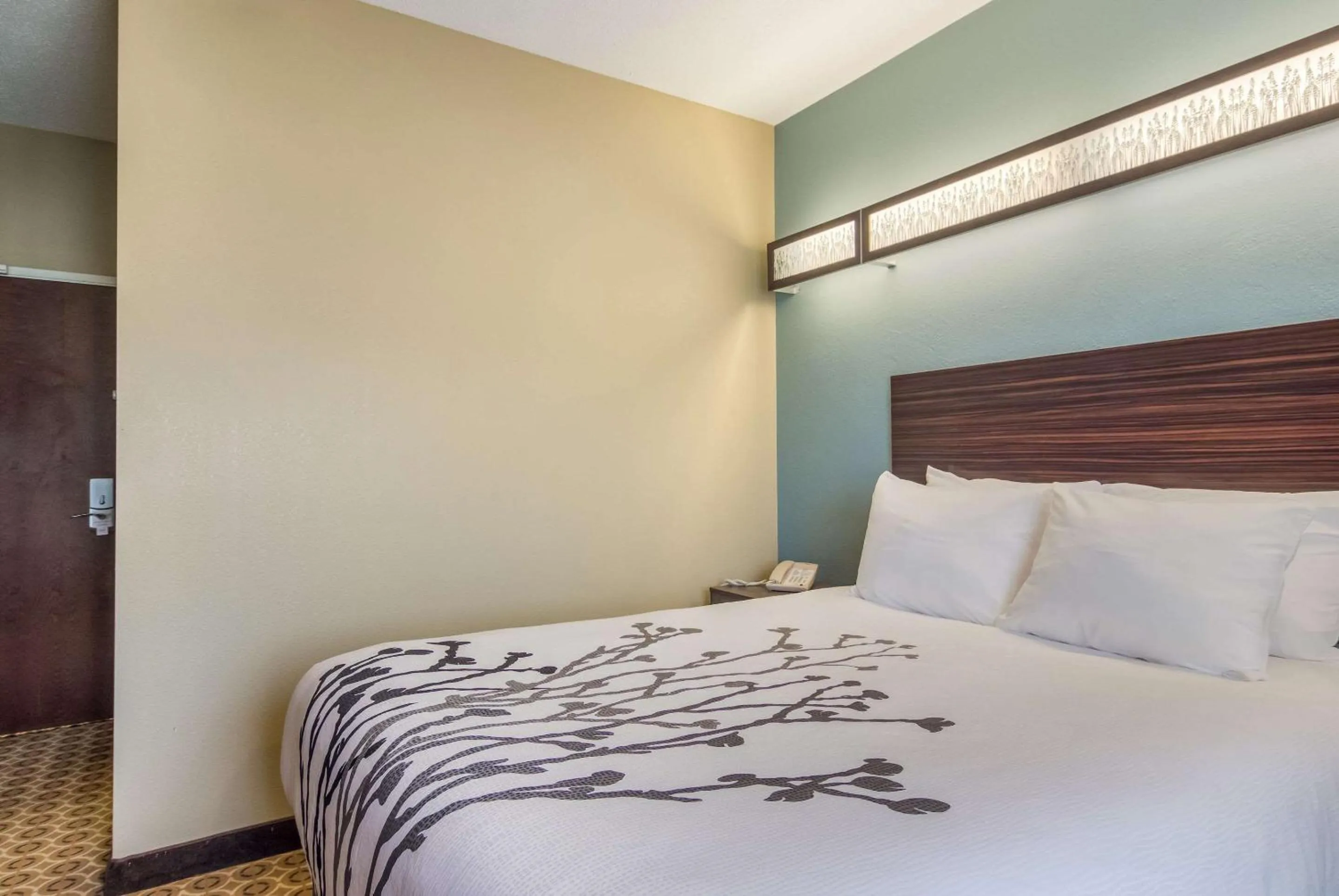 Bedroom in Sleep Inn & Suites Steubenville at the University