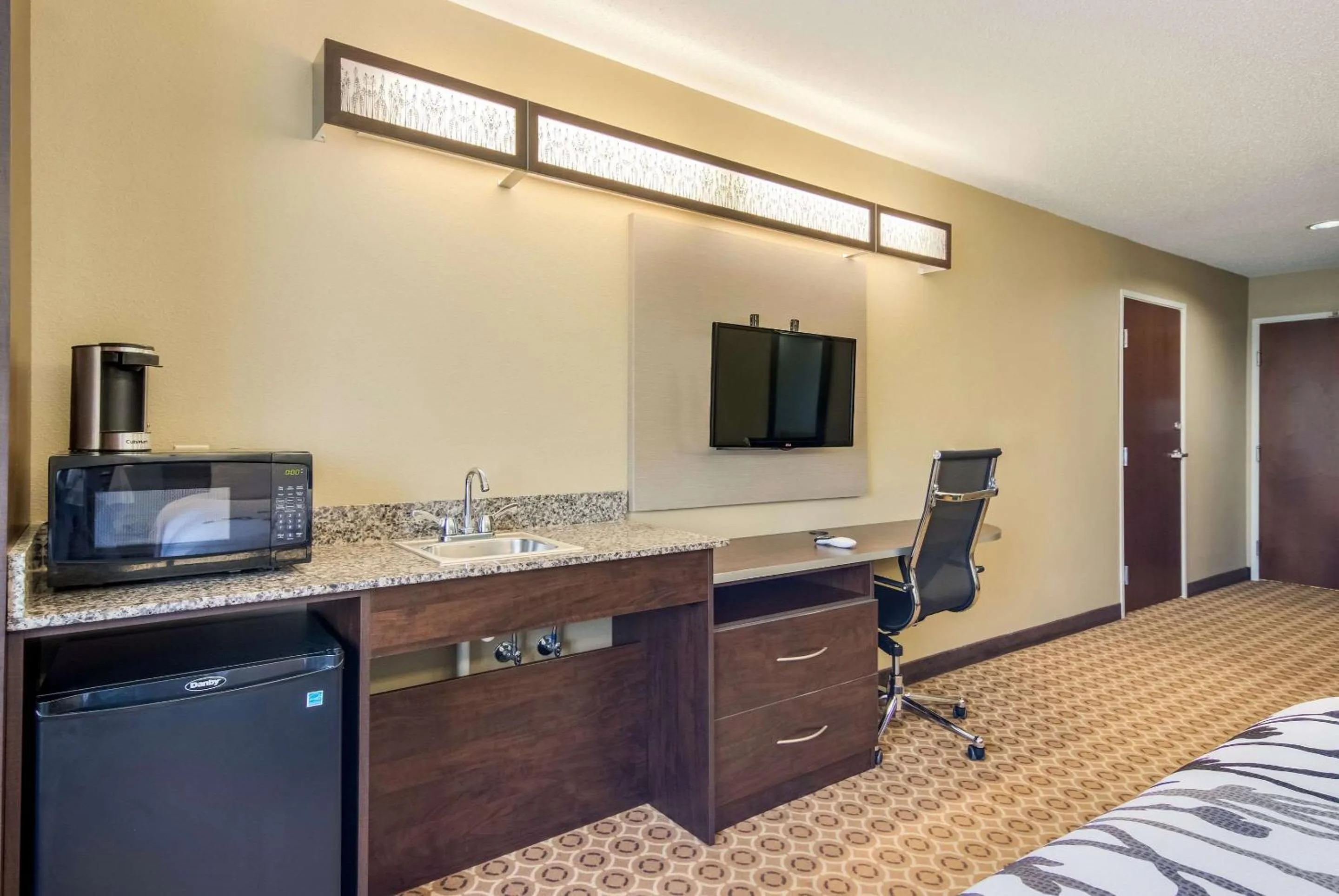 Photo of the whole room, TV/Entertainment Center in Sleep Inn & Suites Steubenville at the University