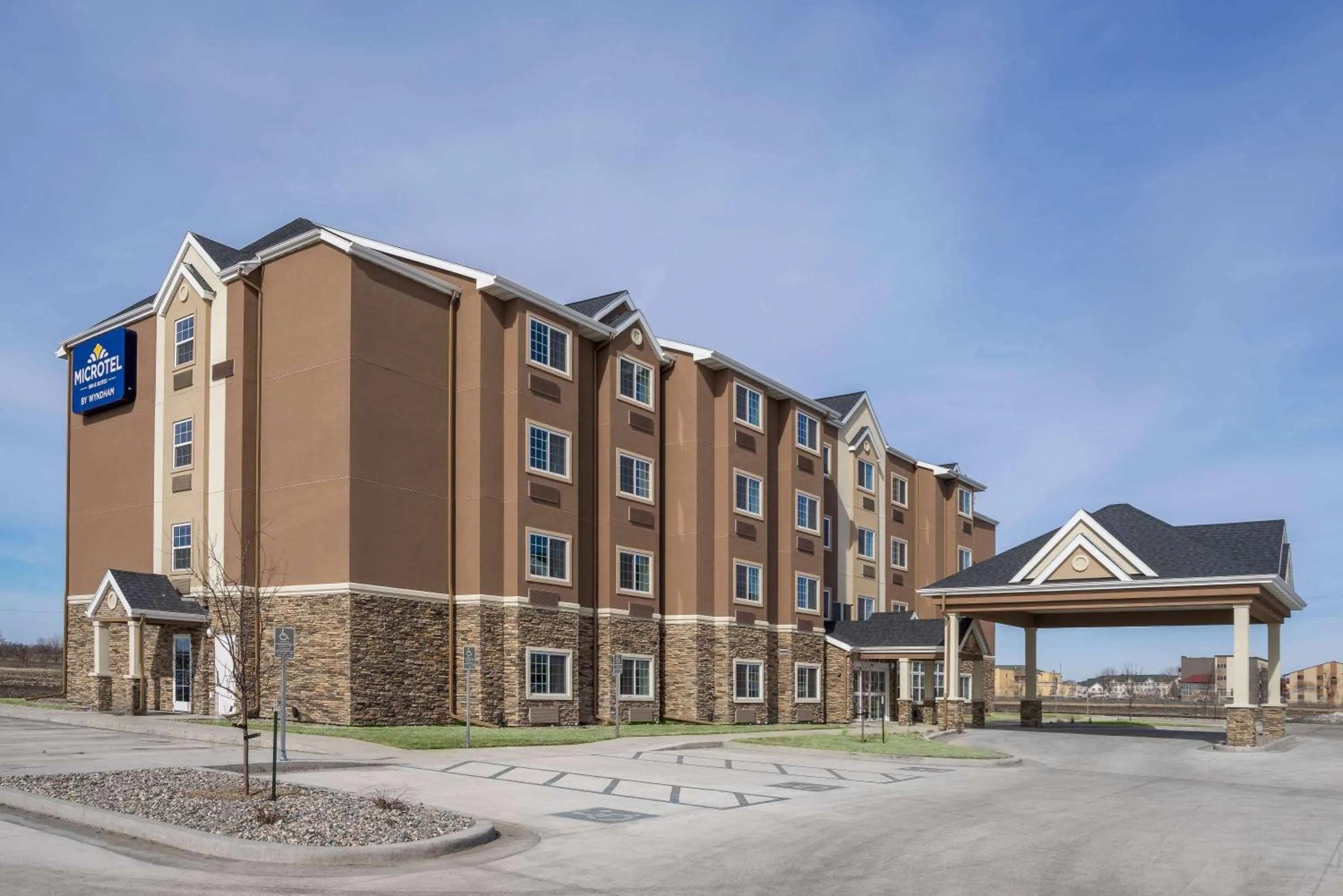 Property building in Microtel Inn & Suites By Wyndham Moorhead Fargo Area