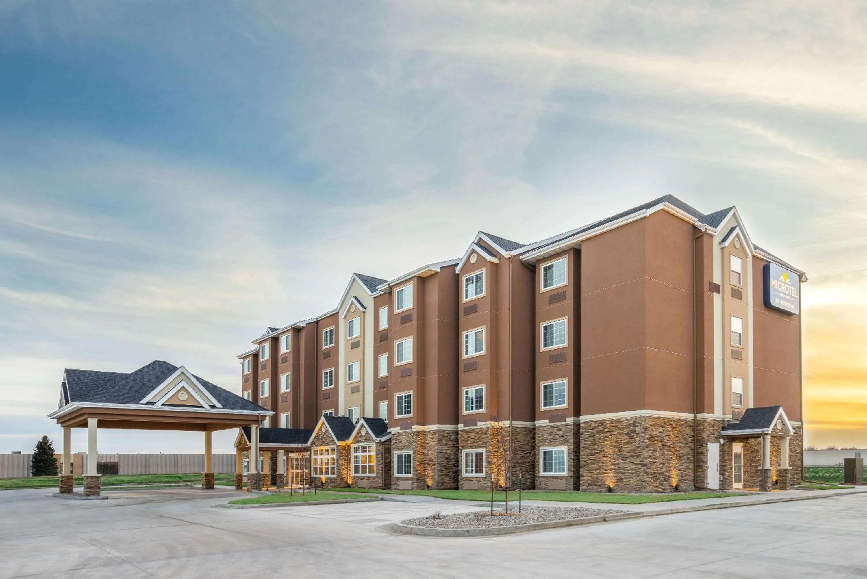 Property building in Microtel Inn & Suites By Wyndham Moorhead Fargo Area