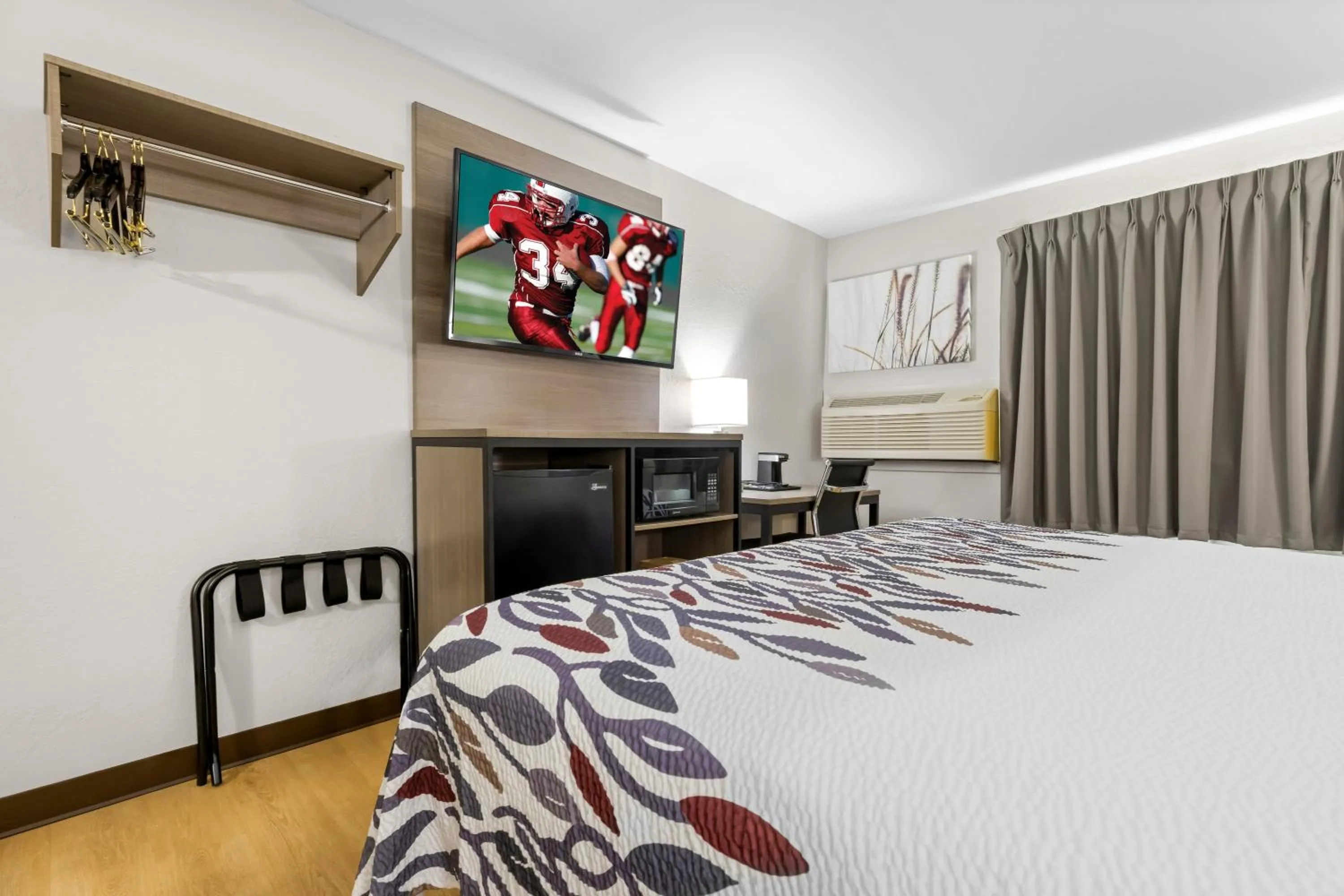 Bedroom, Bed in Red Roof Inn Huntsville, AL