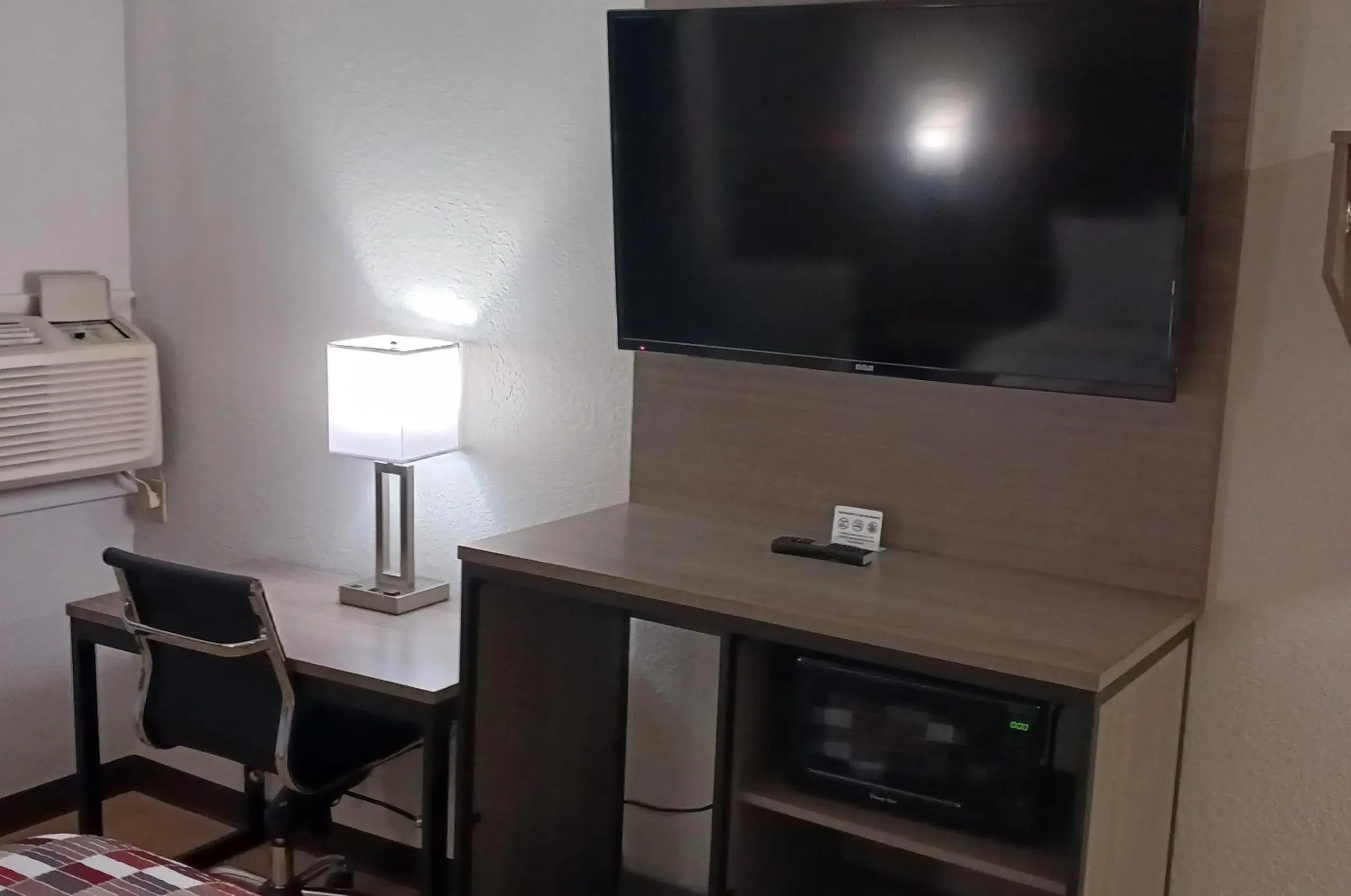 Deluxe King Room Non-Smoking in Red Roof Inn Huntsville, AL Deluxe King Room Non-Smoking in Red Roof Inn Huntsville, AL