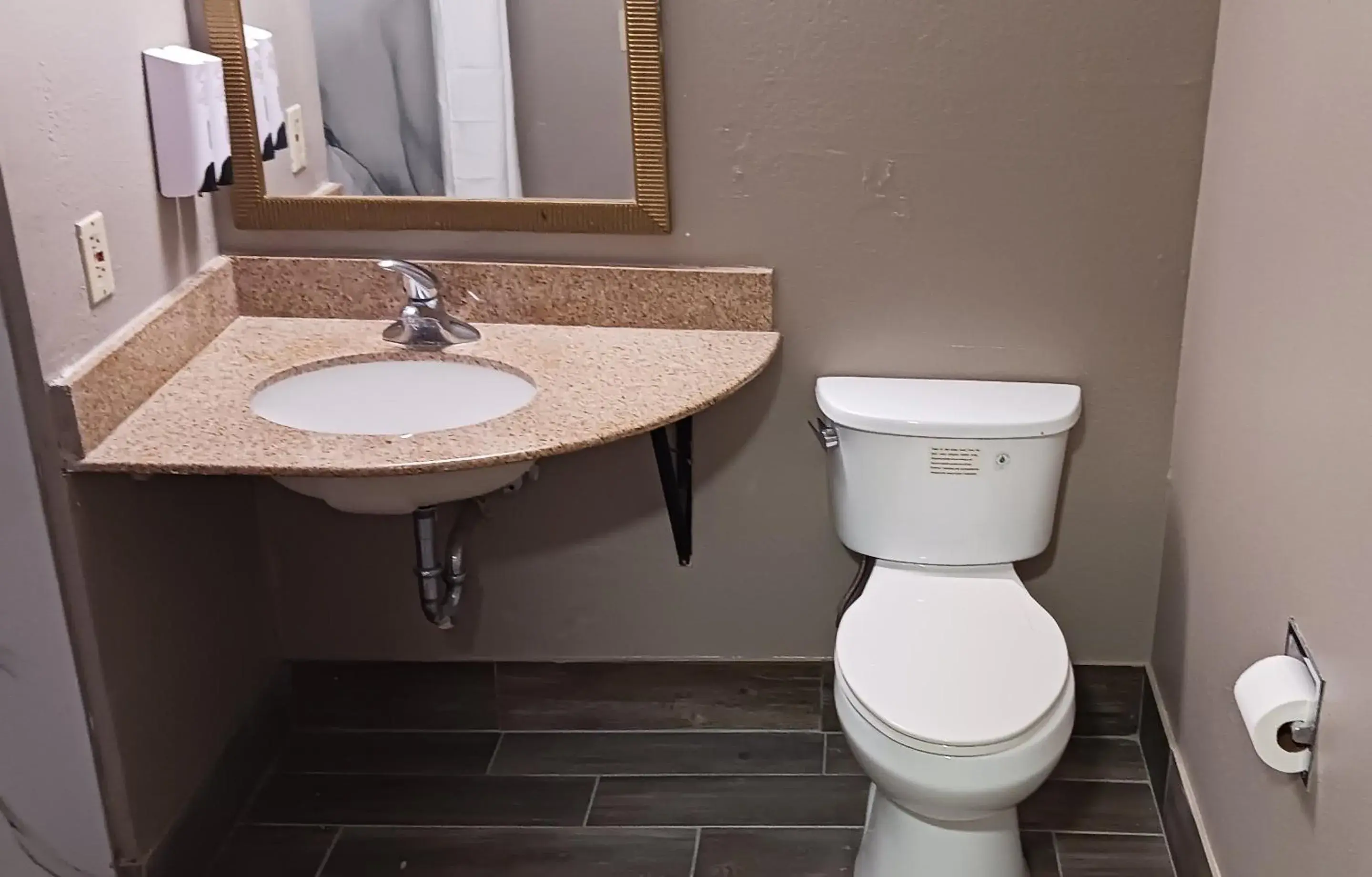 Superior King Room Non-Smoking in Red Roof Inn Huntsville, AL Superior King Room Non-Smoking in Red Roof Inn Huntsville, AL