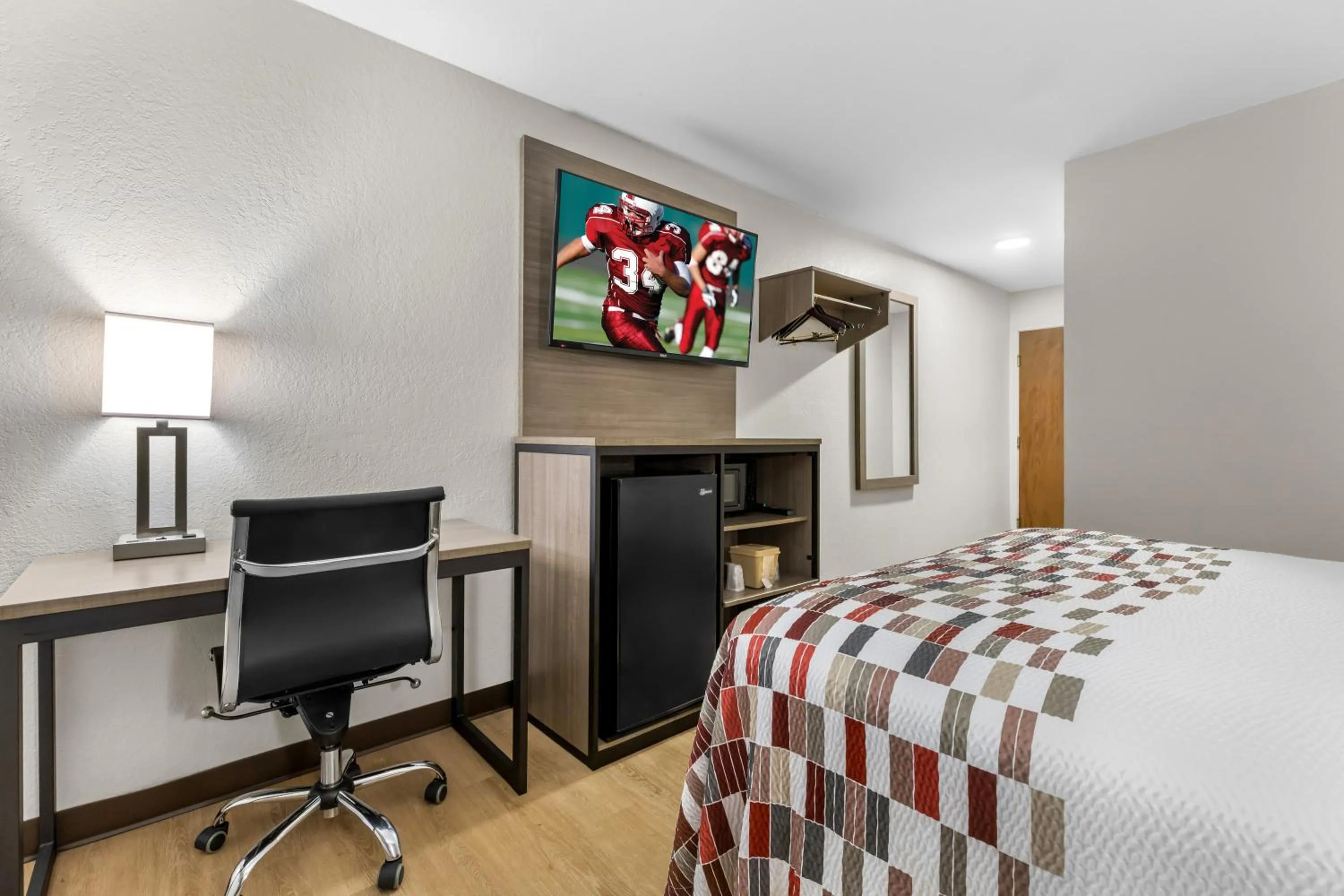 Photo of the whole room, Bed in Red Roof Inn Huntsville, AL