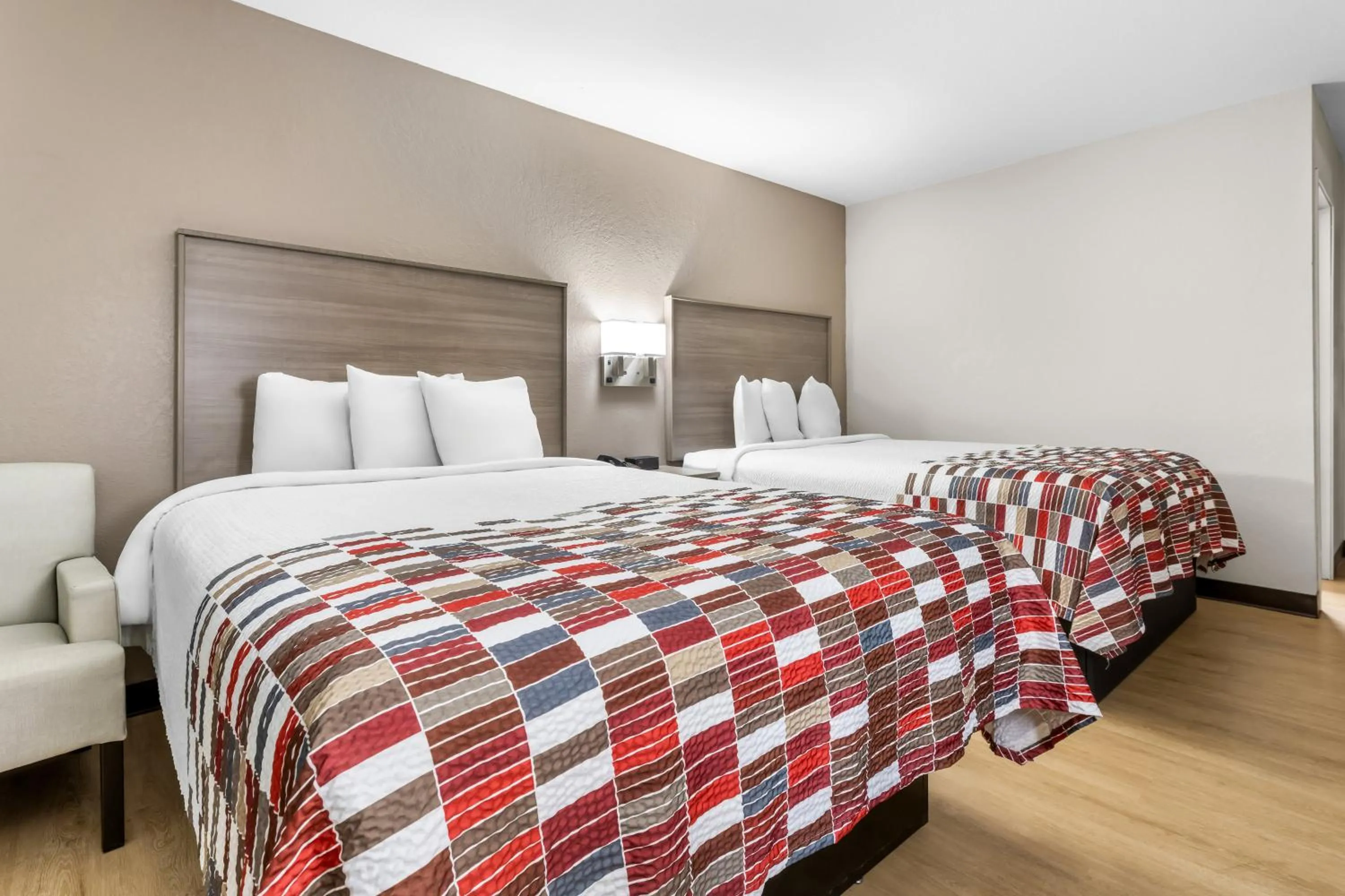 Photo of the whole room, Bed in Red Roof Inn Huntsville, AL