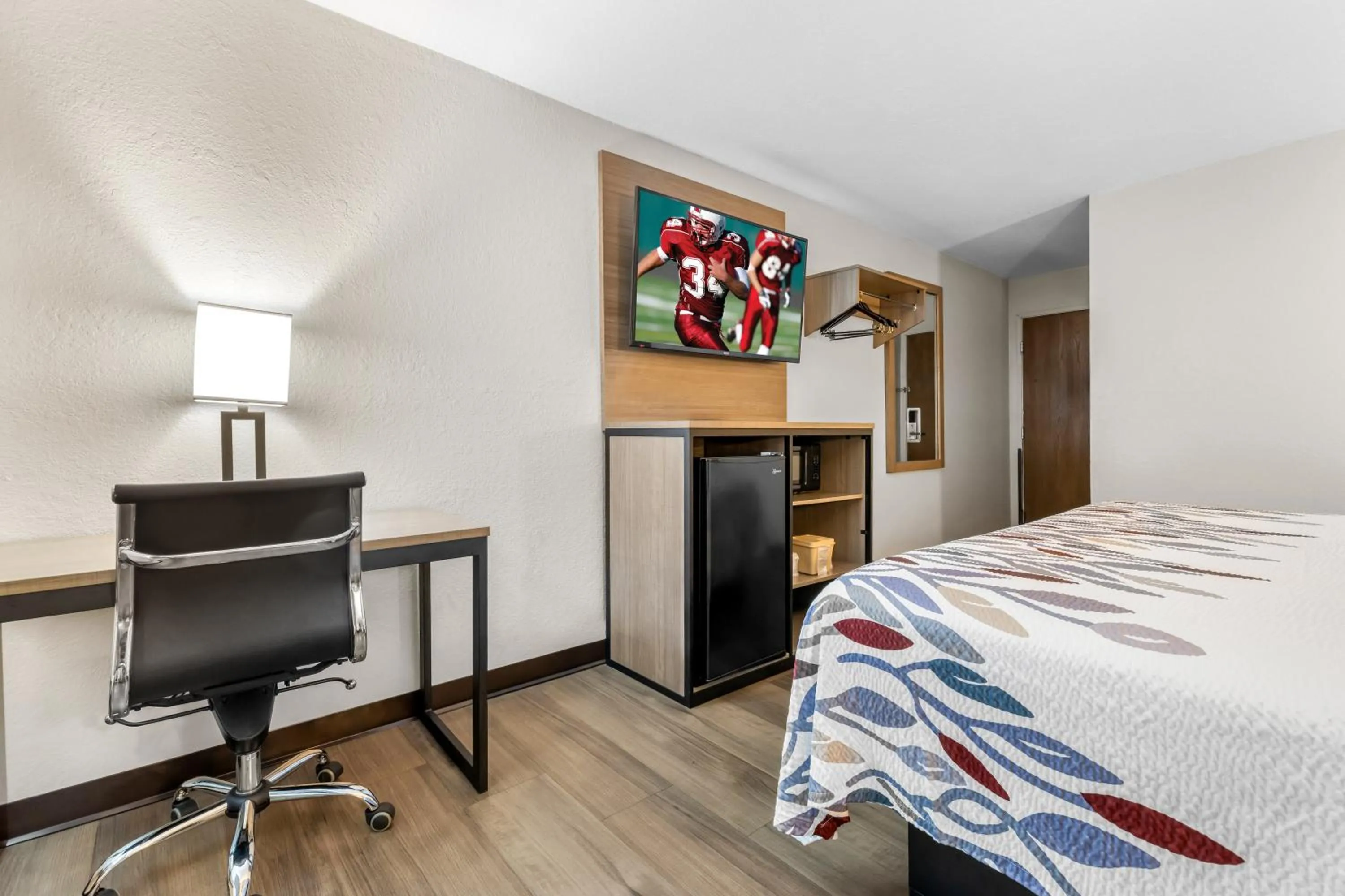 Photo of the whole room, Bed in Red Roof Inn Huntsville, AL