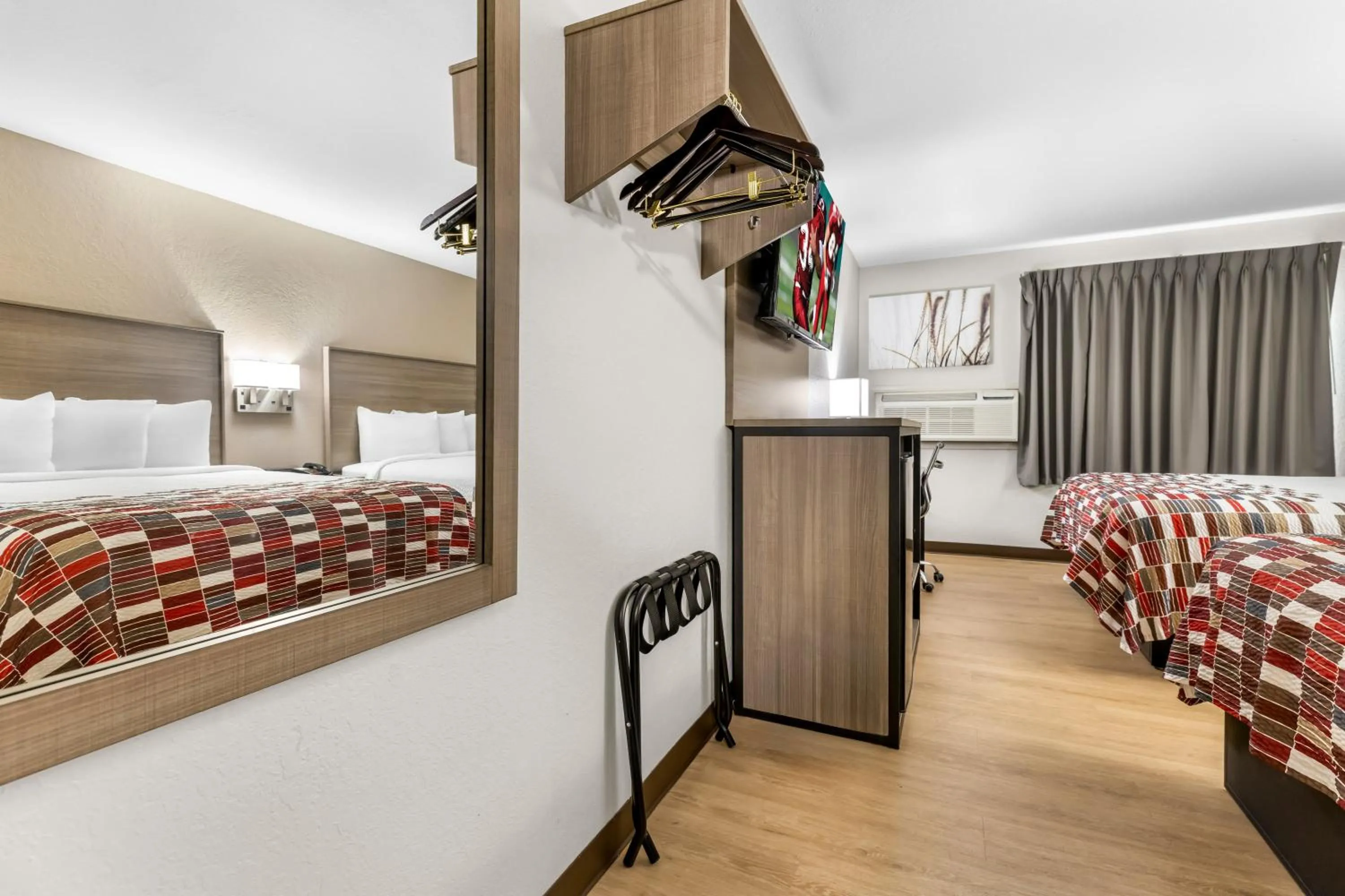 Photo of the whole room, Bed in Red Roof Inn Huntsville, AL