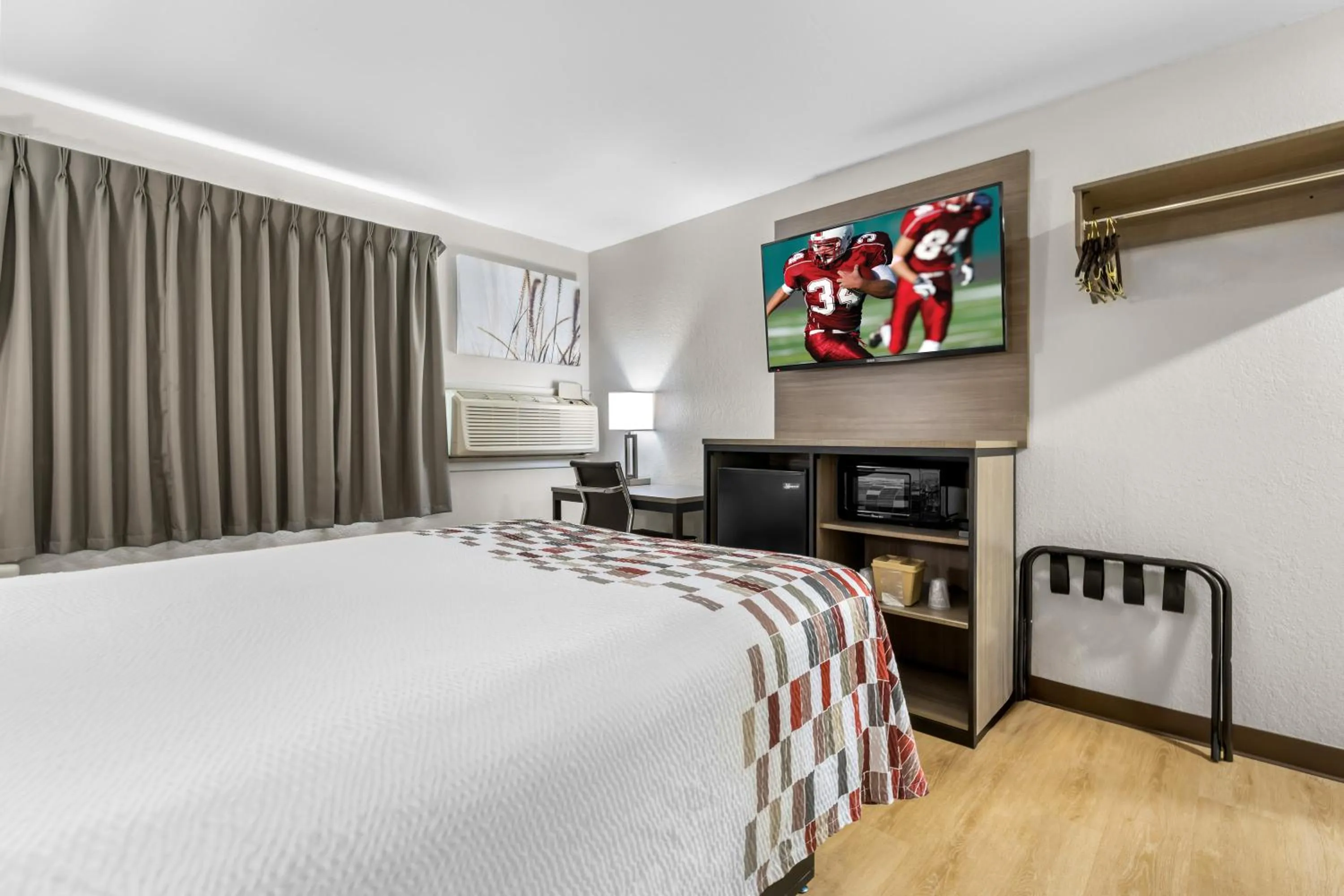 Photo of the whole room, Bed in Red Roof Inn Huntsville, AL