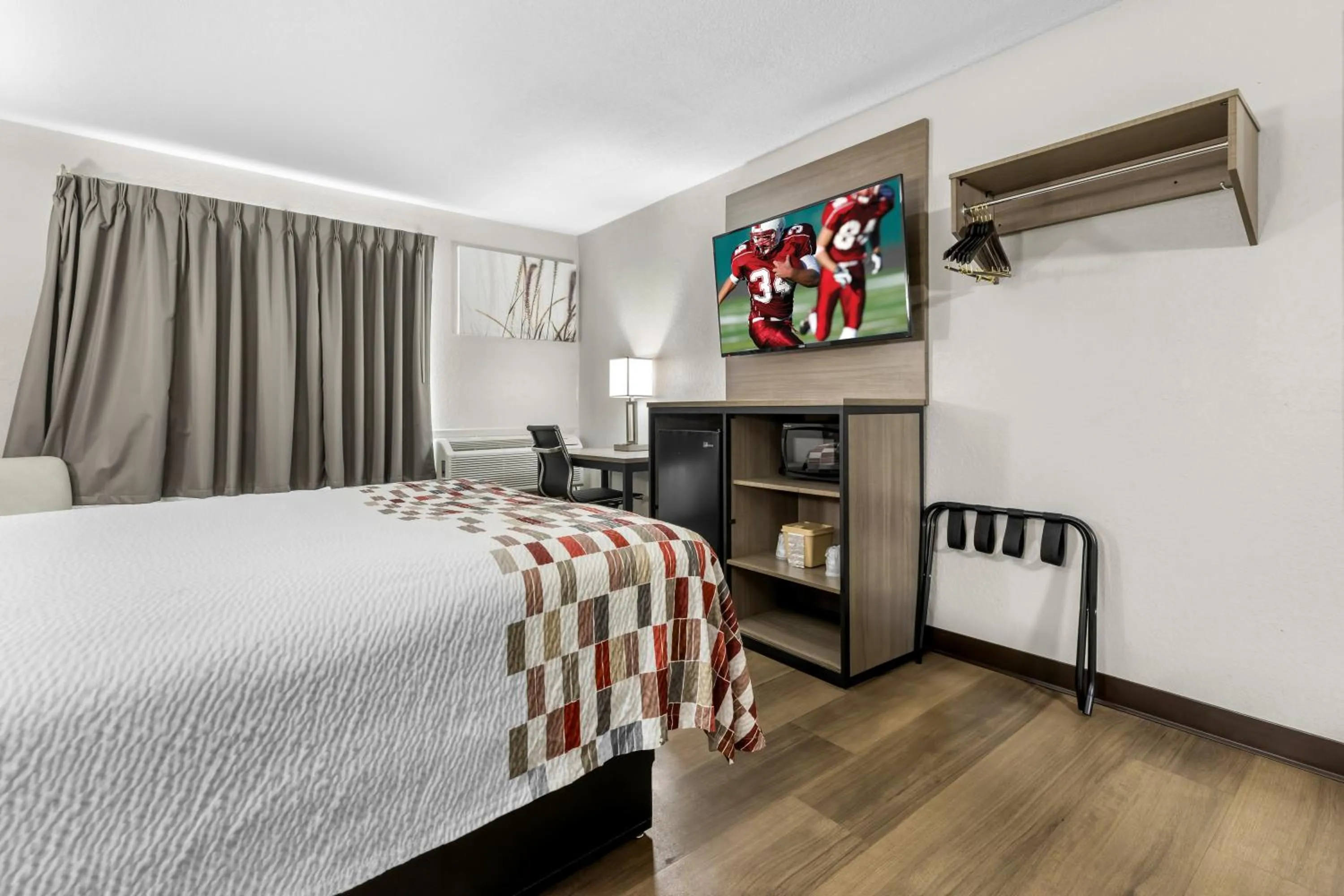 Photo of the whole room, Bed in Red Roof Inn Huntsville, AL