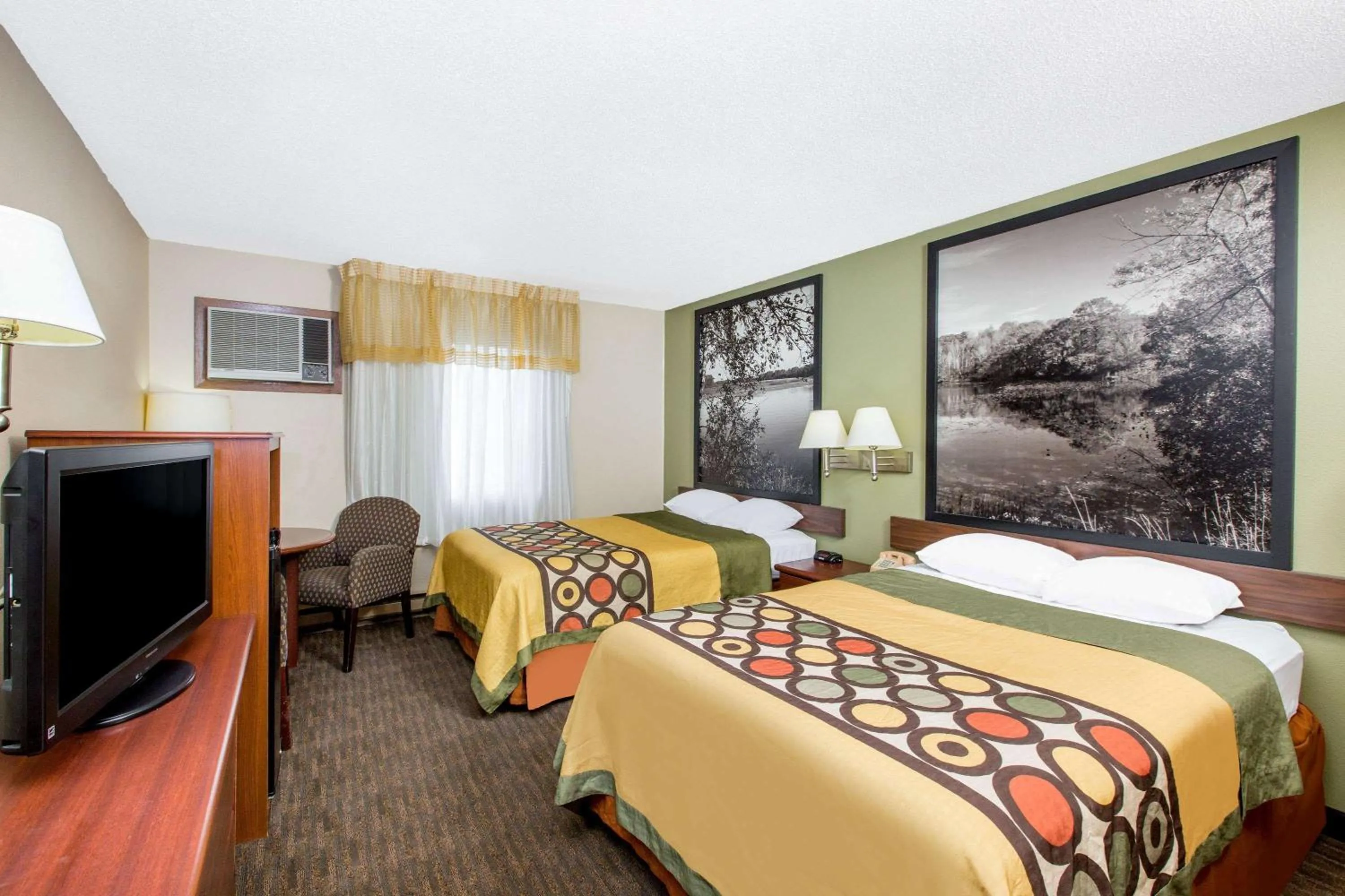 Photo of the whole room, Bed in Super 8 by Wyndham Fairmont