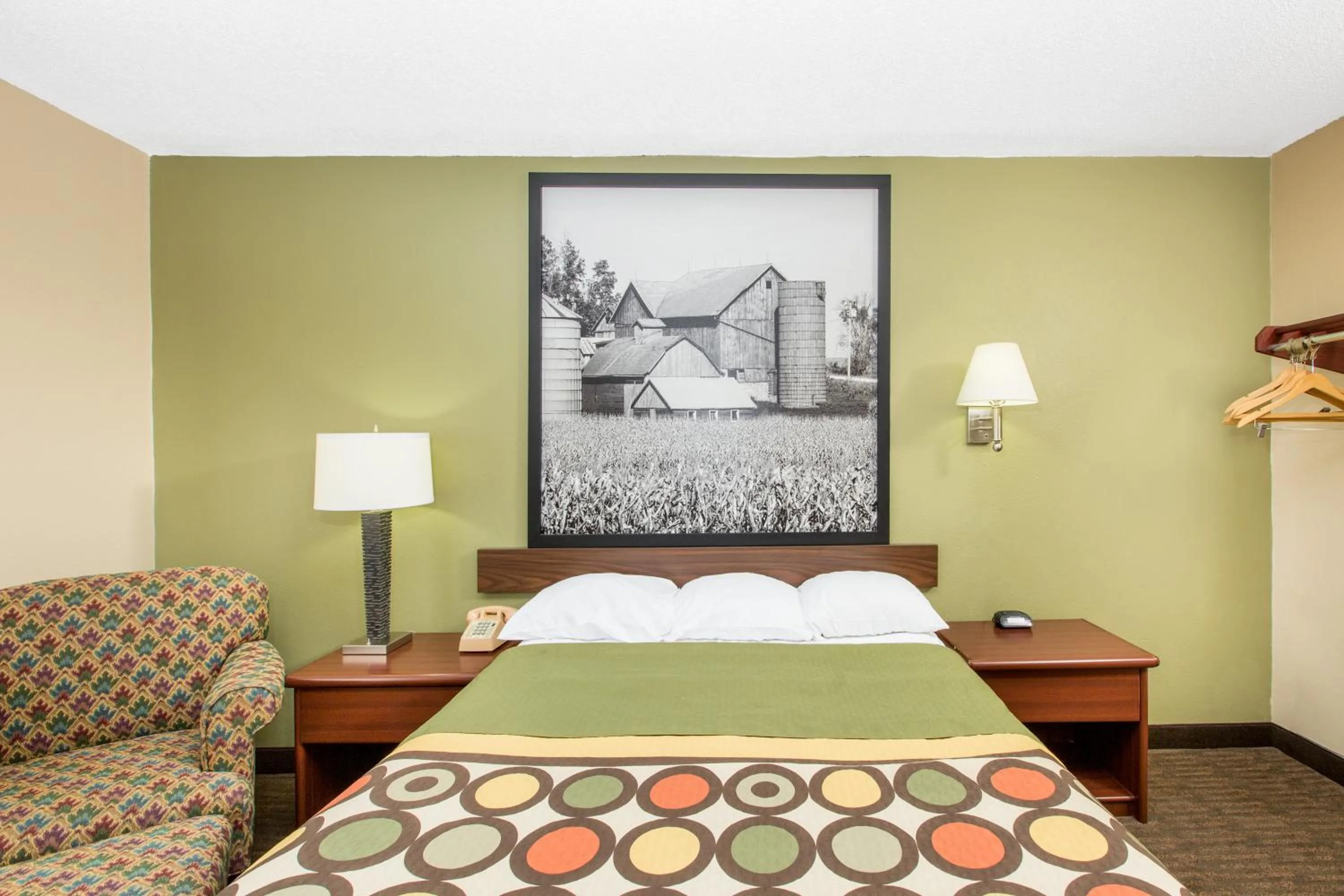Photo of the whole room, Bed in Super 8 by Wyndham Fairmont