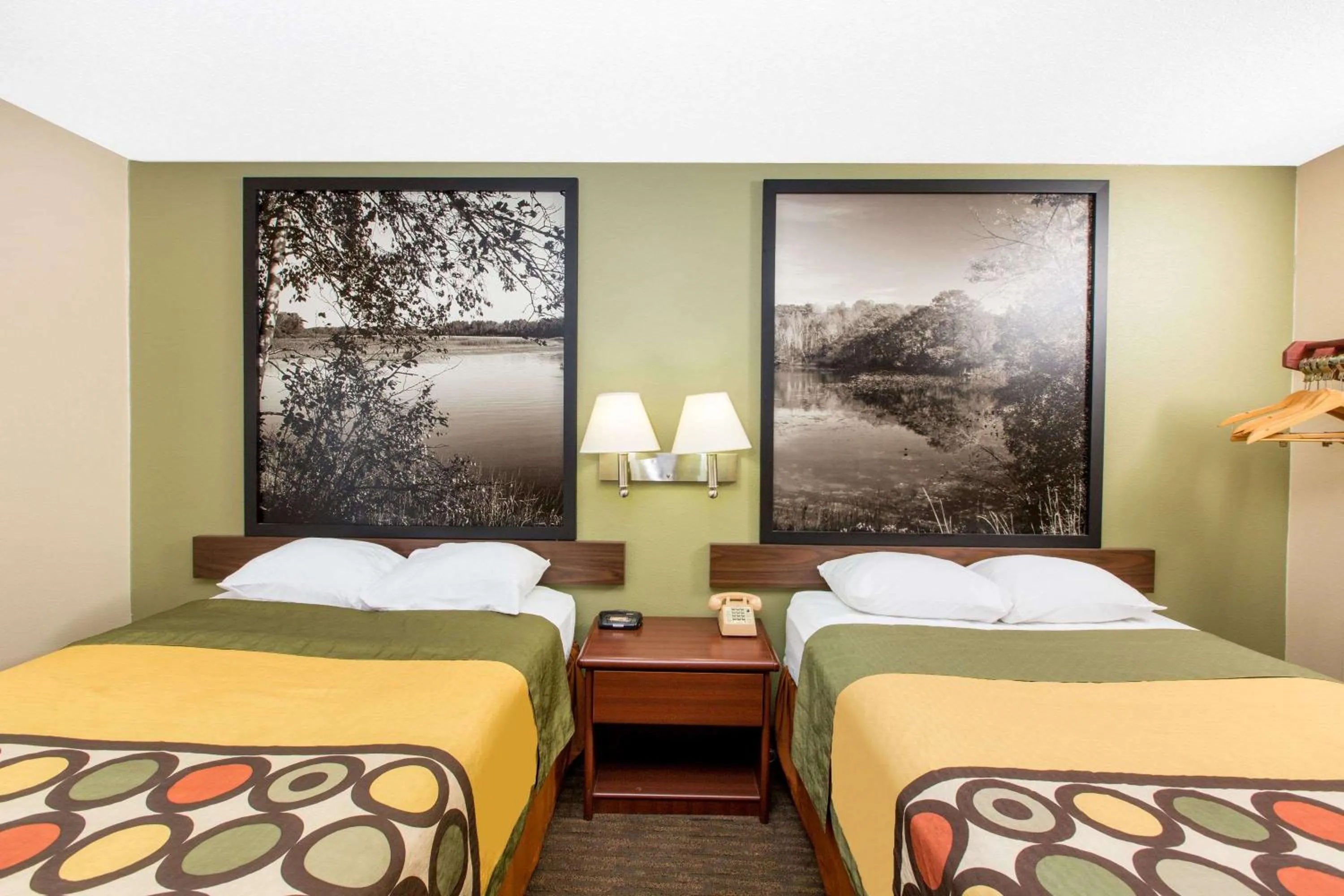 Photo of the whole room, Bed in Super 8 by Wyndham Fairmont
