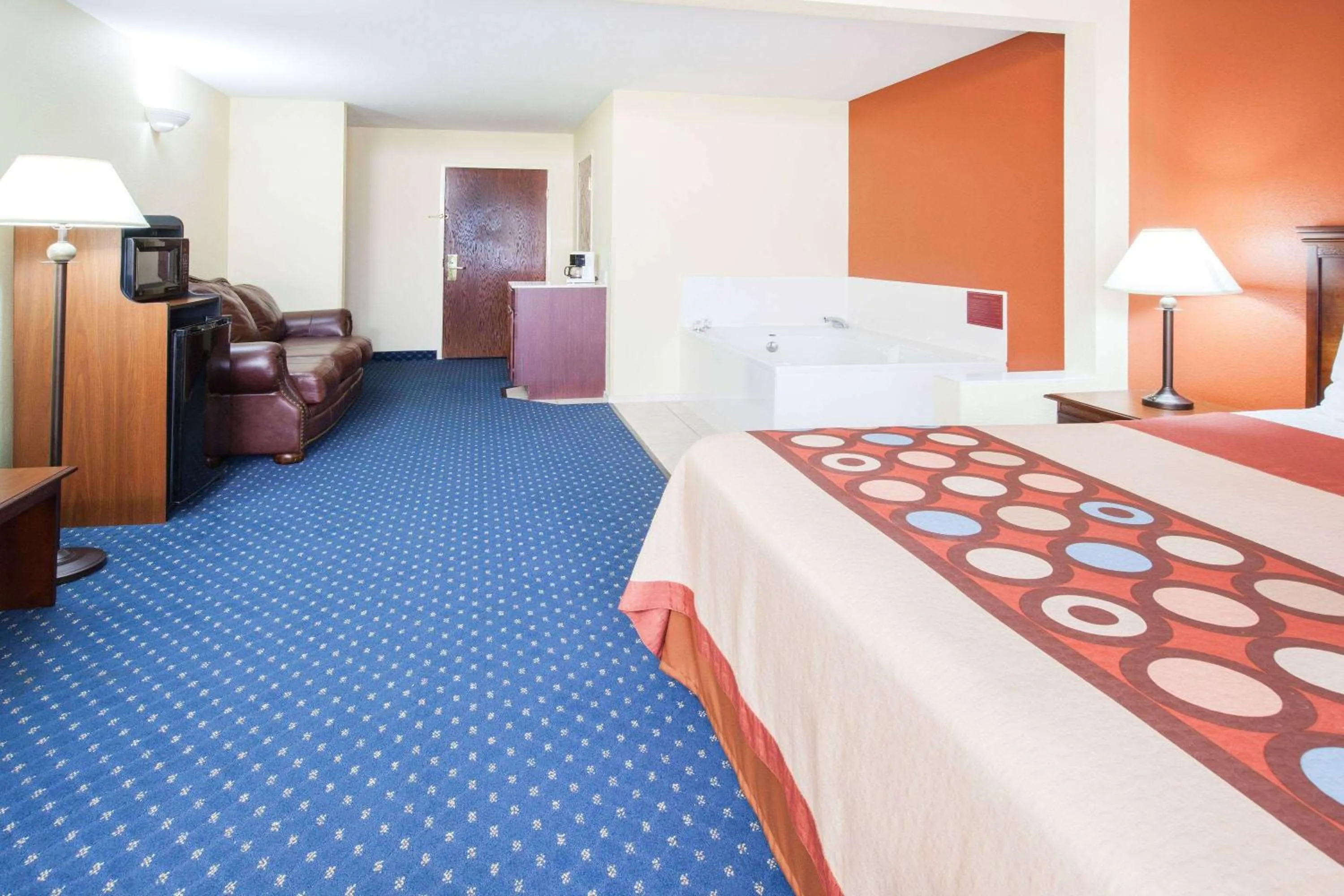 Hot Tub, Bed in Super 8 by Wyndham White Hall