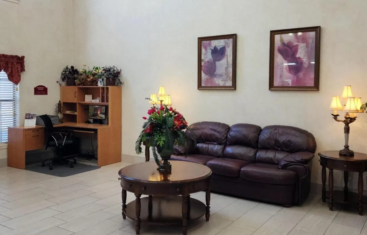 Super 8 by Wyndham White Hall