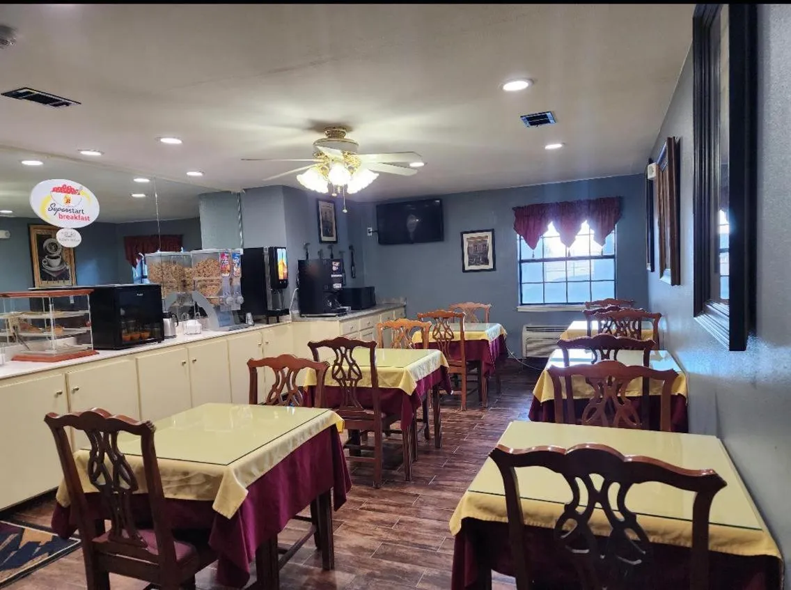 Restaurant/places to eat in Super 8 by Wyndham White Hall