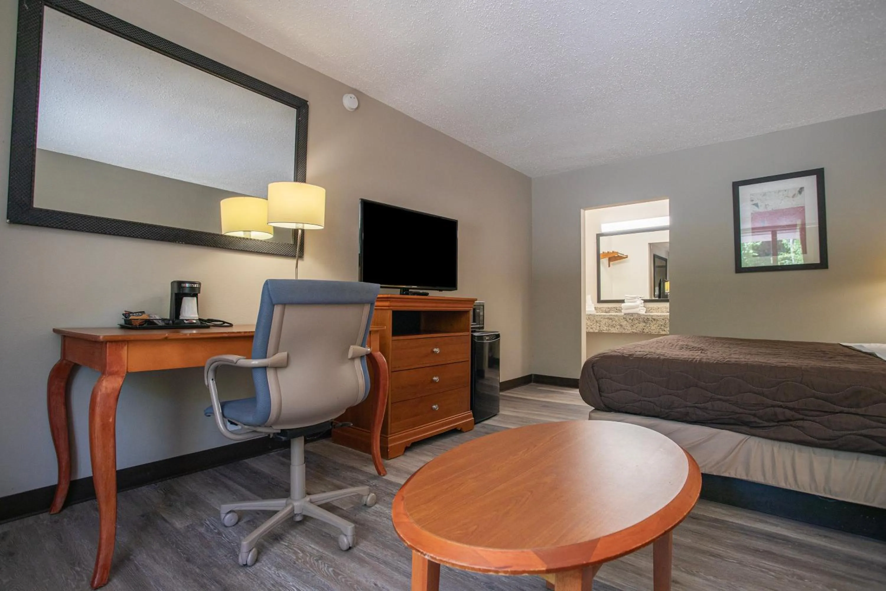 Bedroom, Bed in OYO hotel Greensboro east I 40