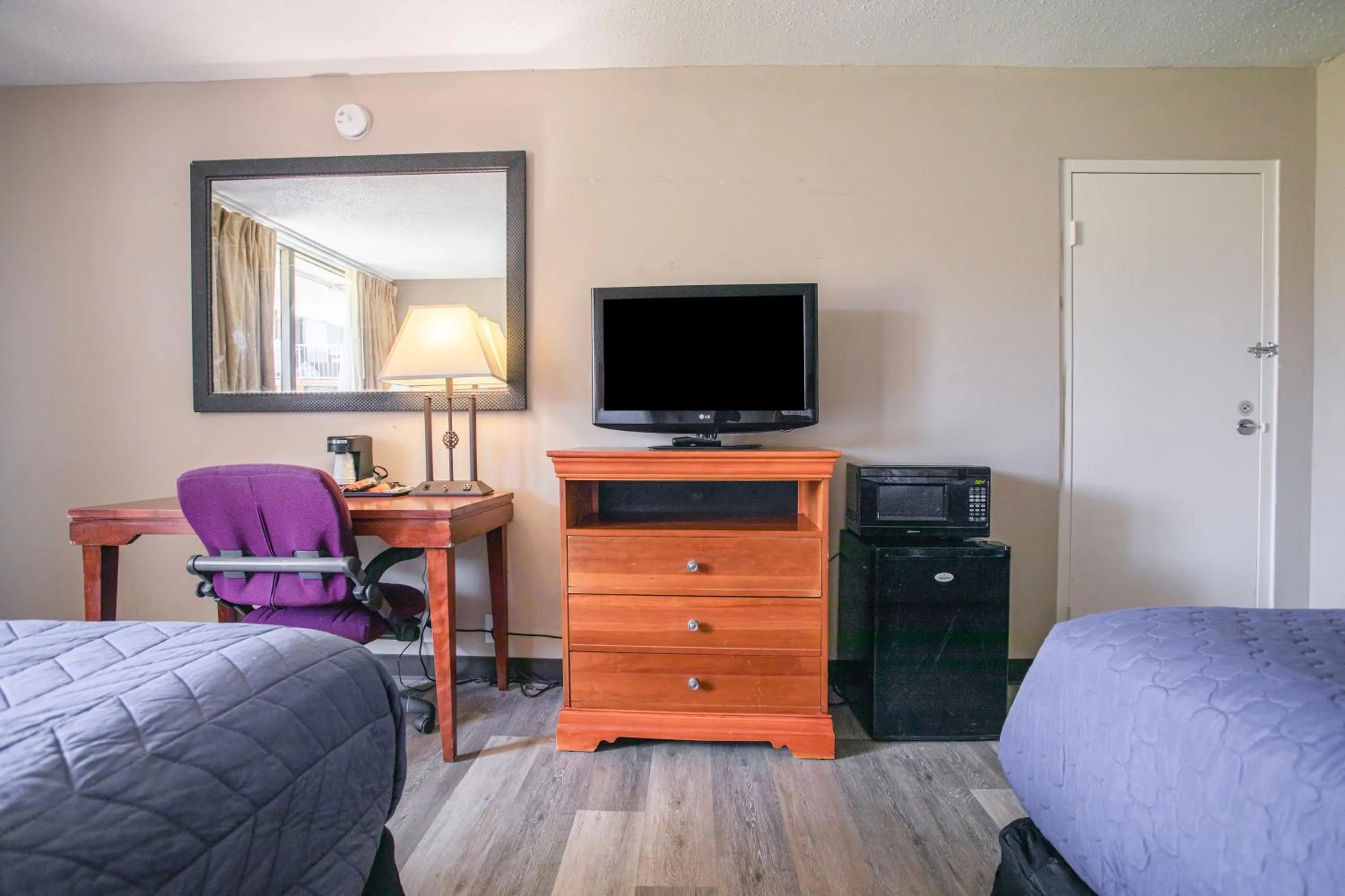 Bedroom in OYO hotel Greensboro east I 40