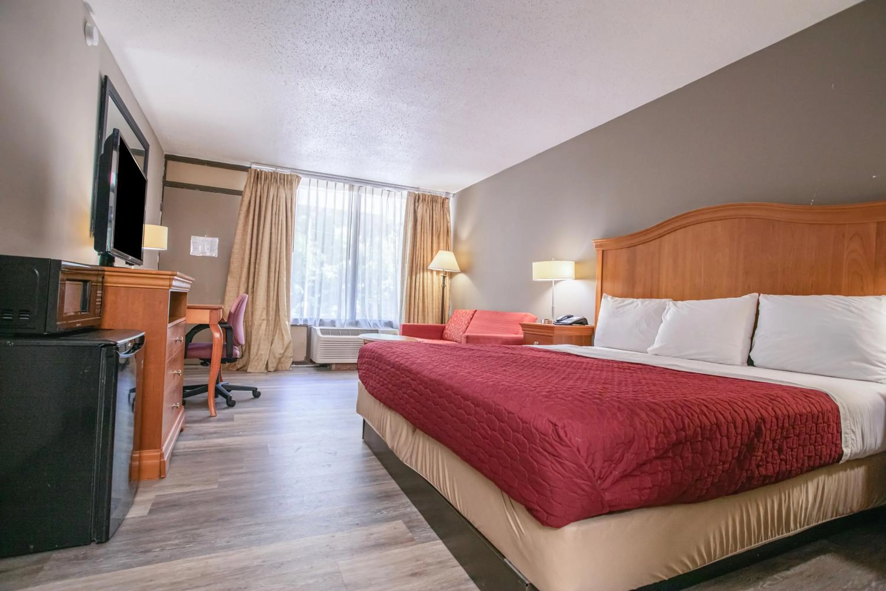 Bedroom, Bed in OYO hotel Greensboro east I 40