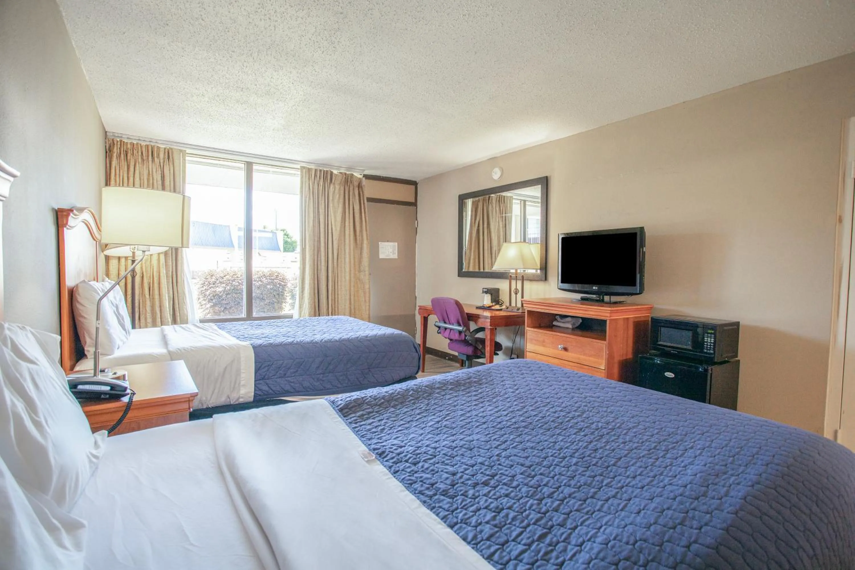 Bedroom, Bed in OYO hotel Greensboro east I 40