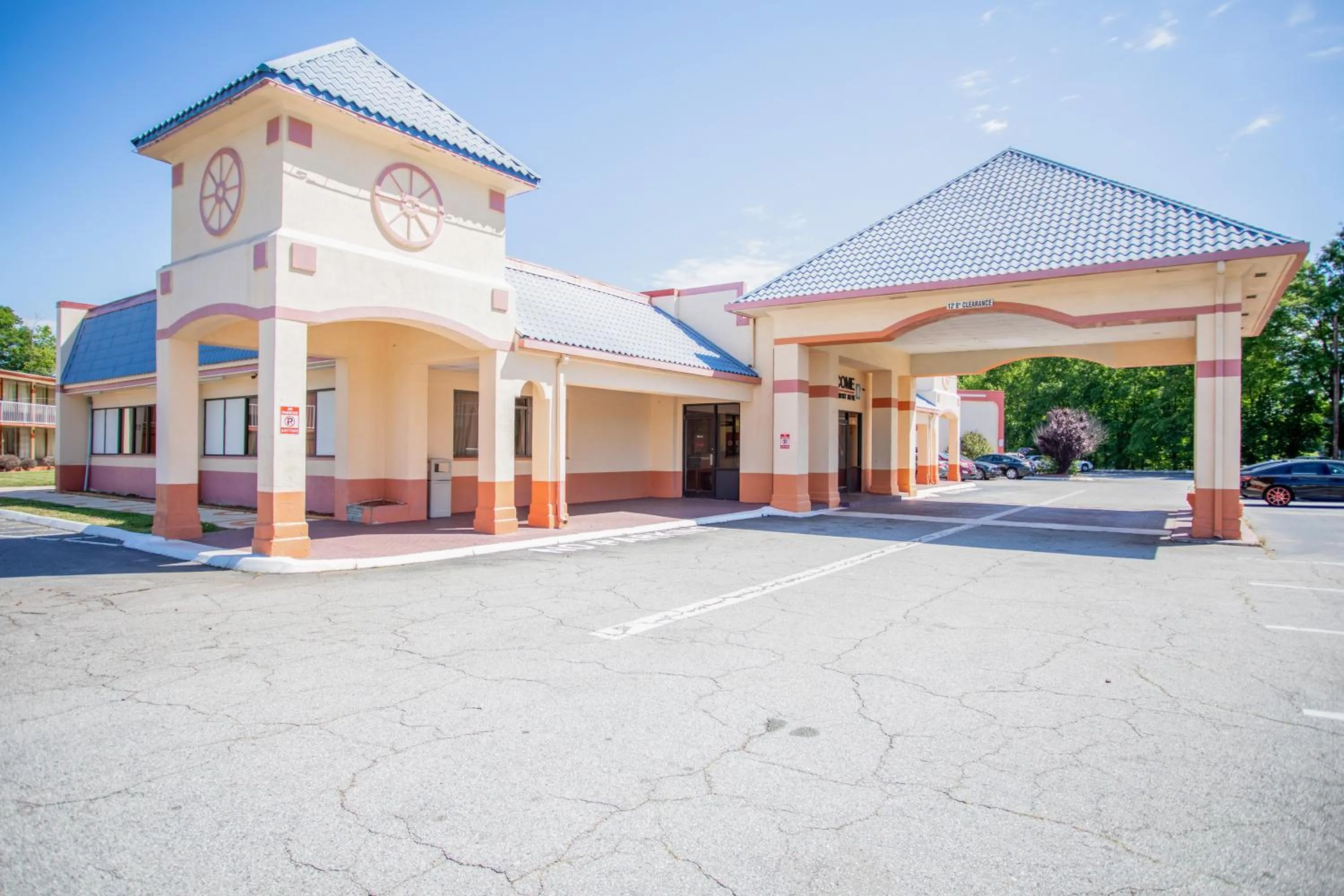Facade/entrance in OYO hotel Greensboro east I 40