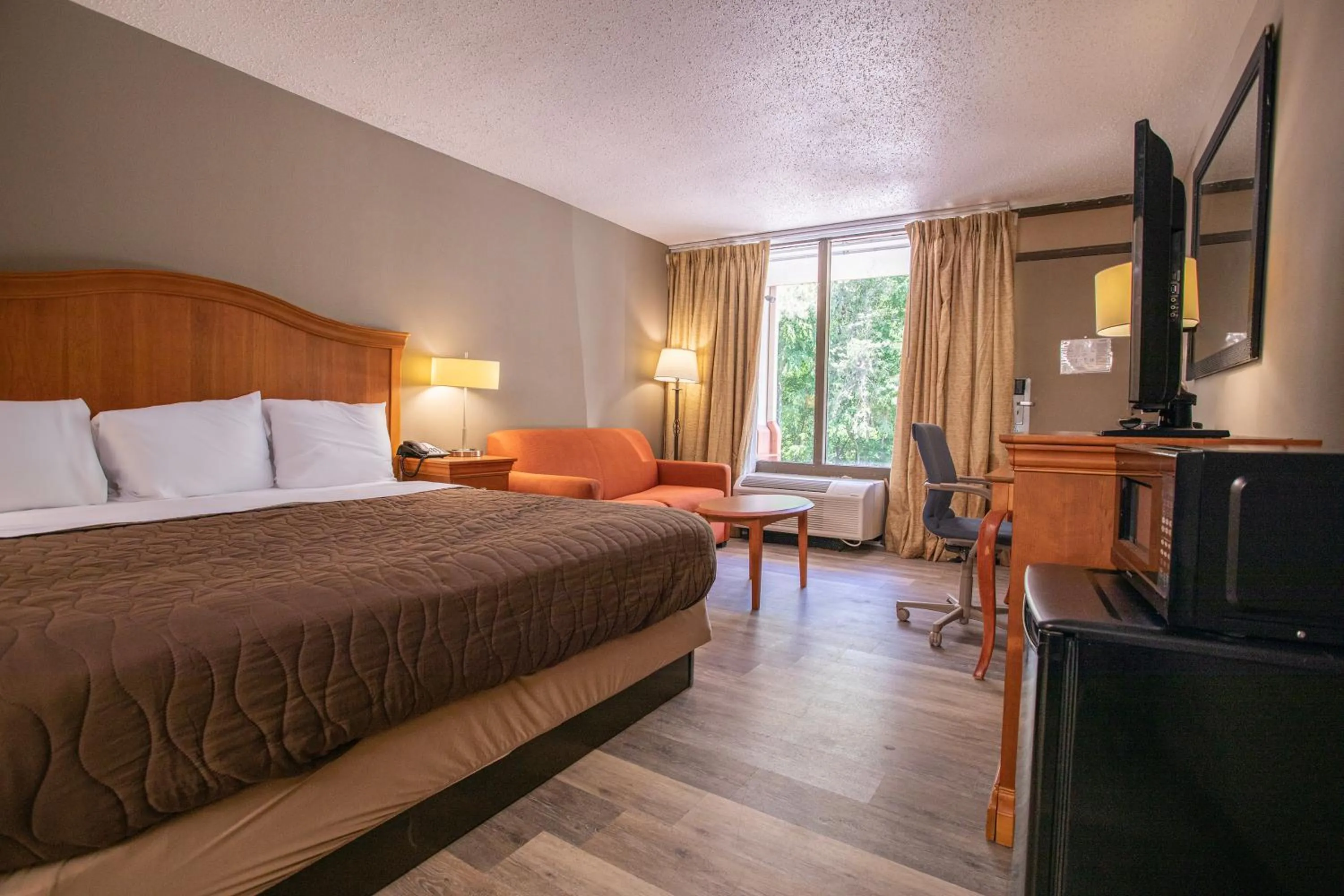 Bedroom, Bed in OYO hotel Greensboro east I 40