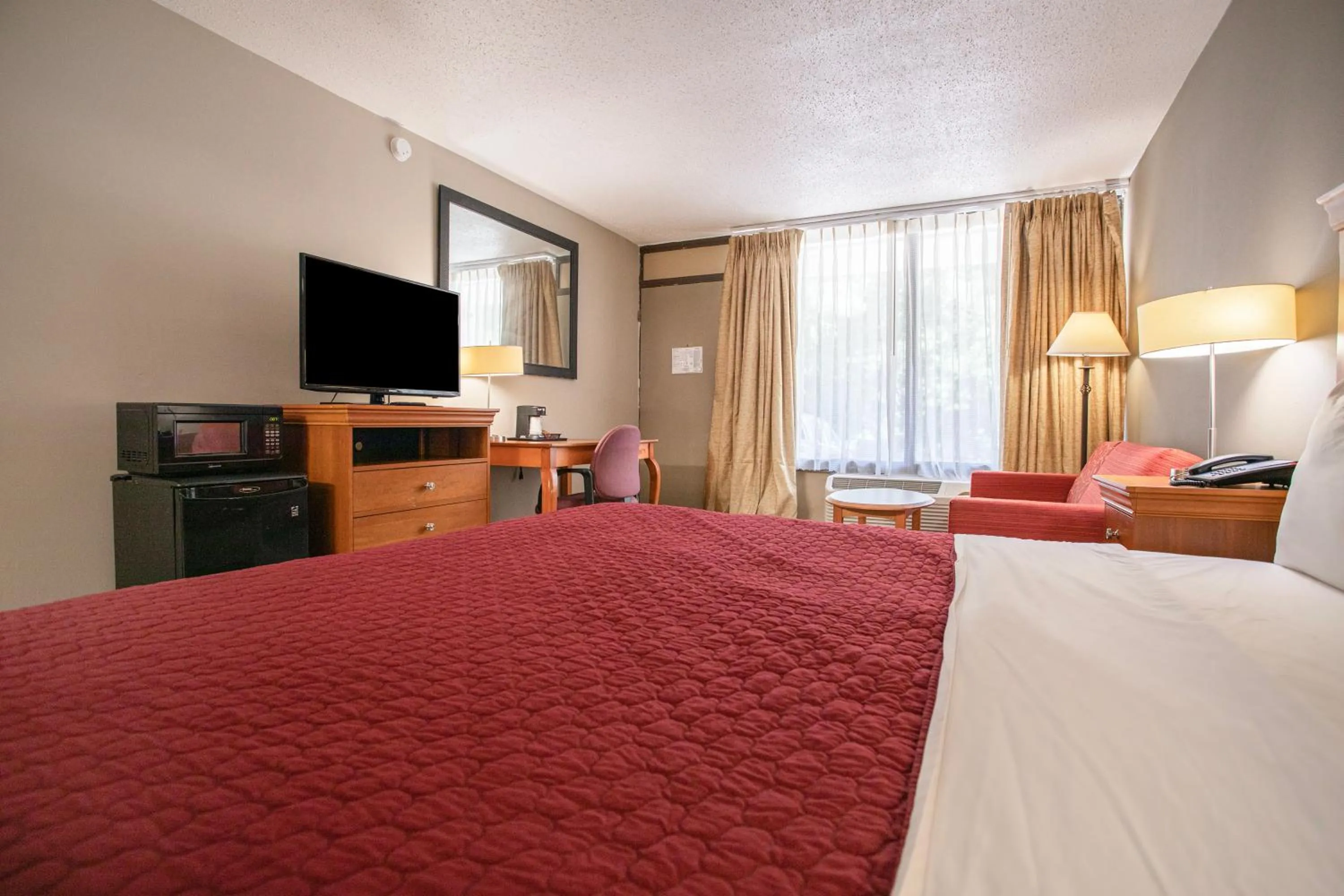 Bedroom, Bed in OYO hotel Greensboro east I 40