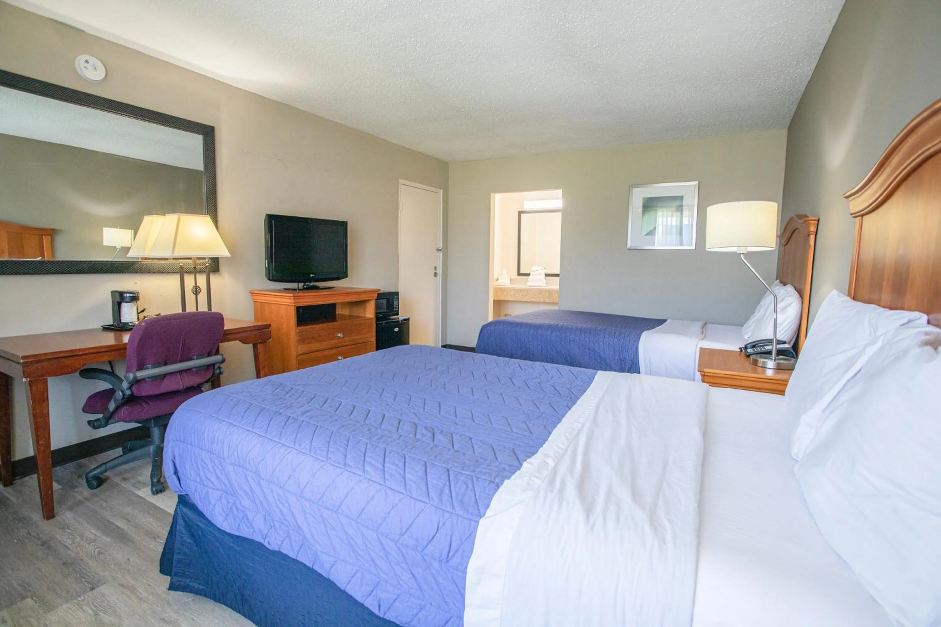 Bedroom, Bed in OYO hotel Greensboro east I 40