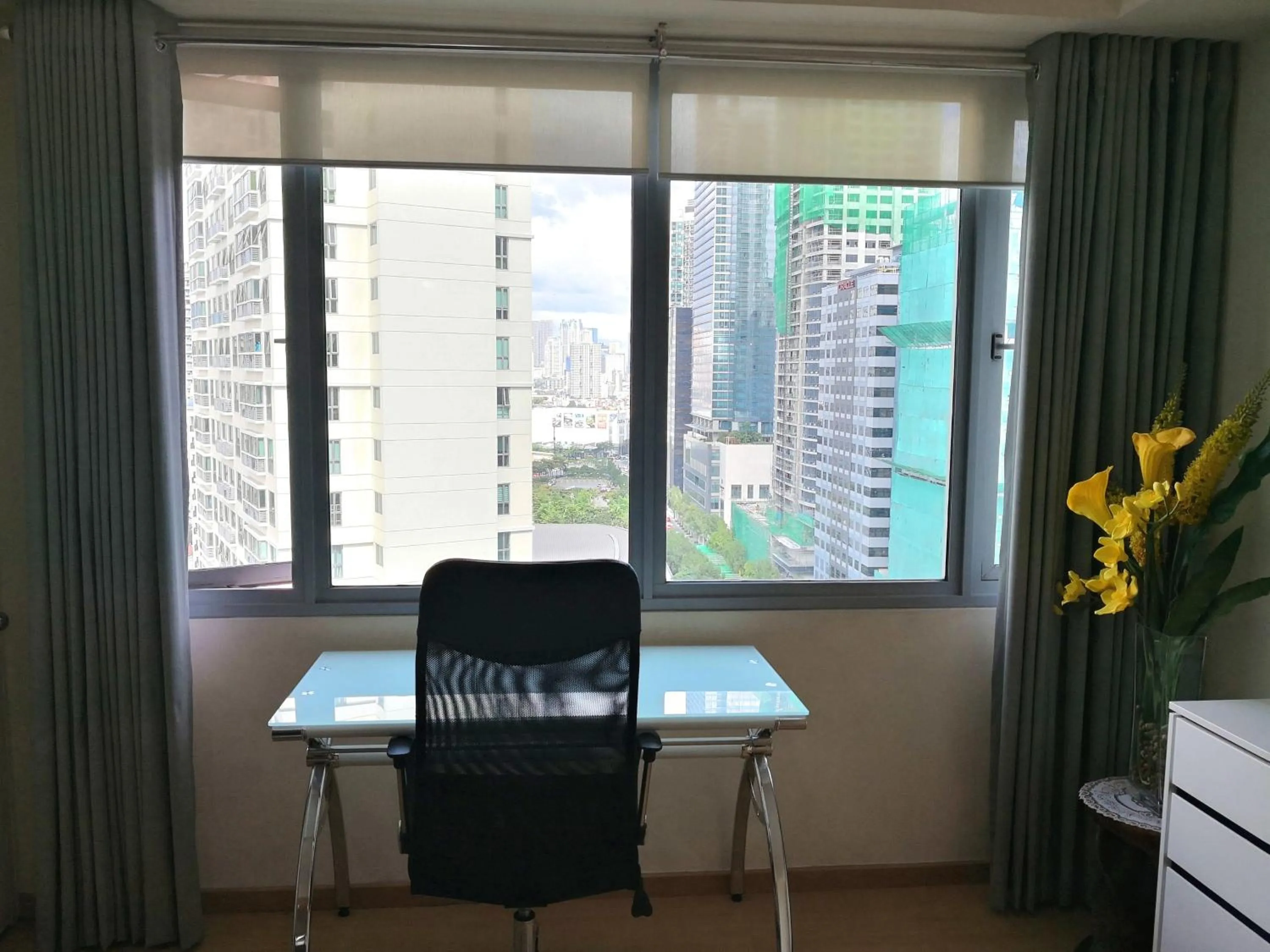 Living room in Avant Apartments at The Fort