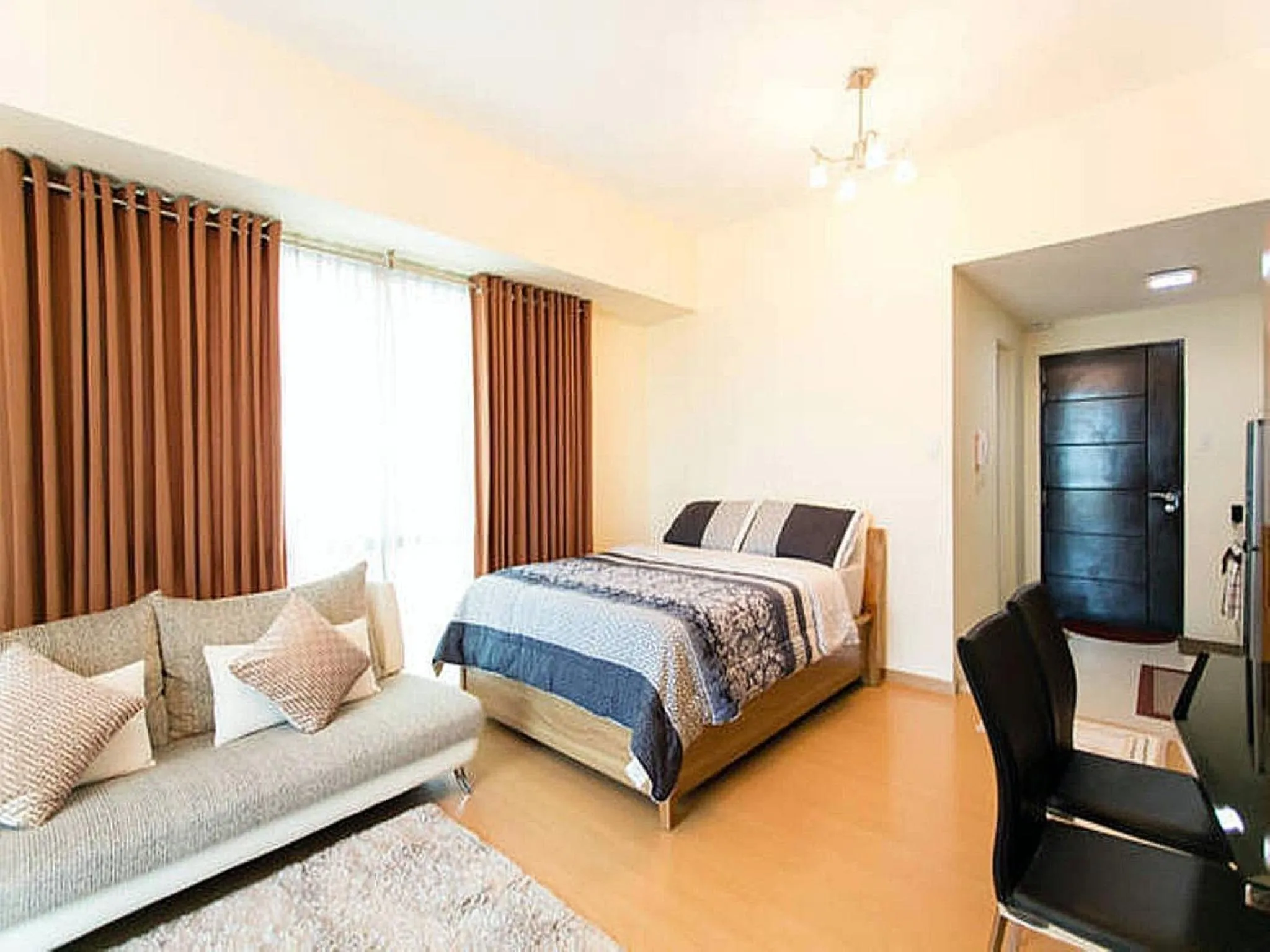 Photo of the whole room, Bed in Avant Apartments at The Fort