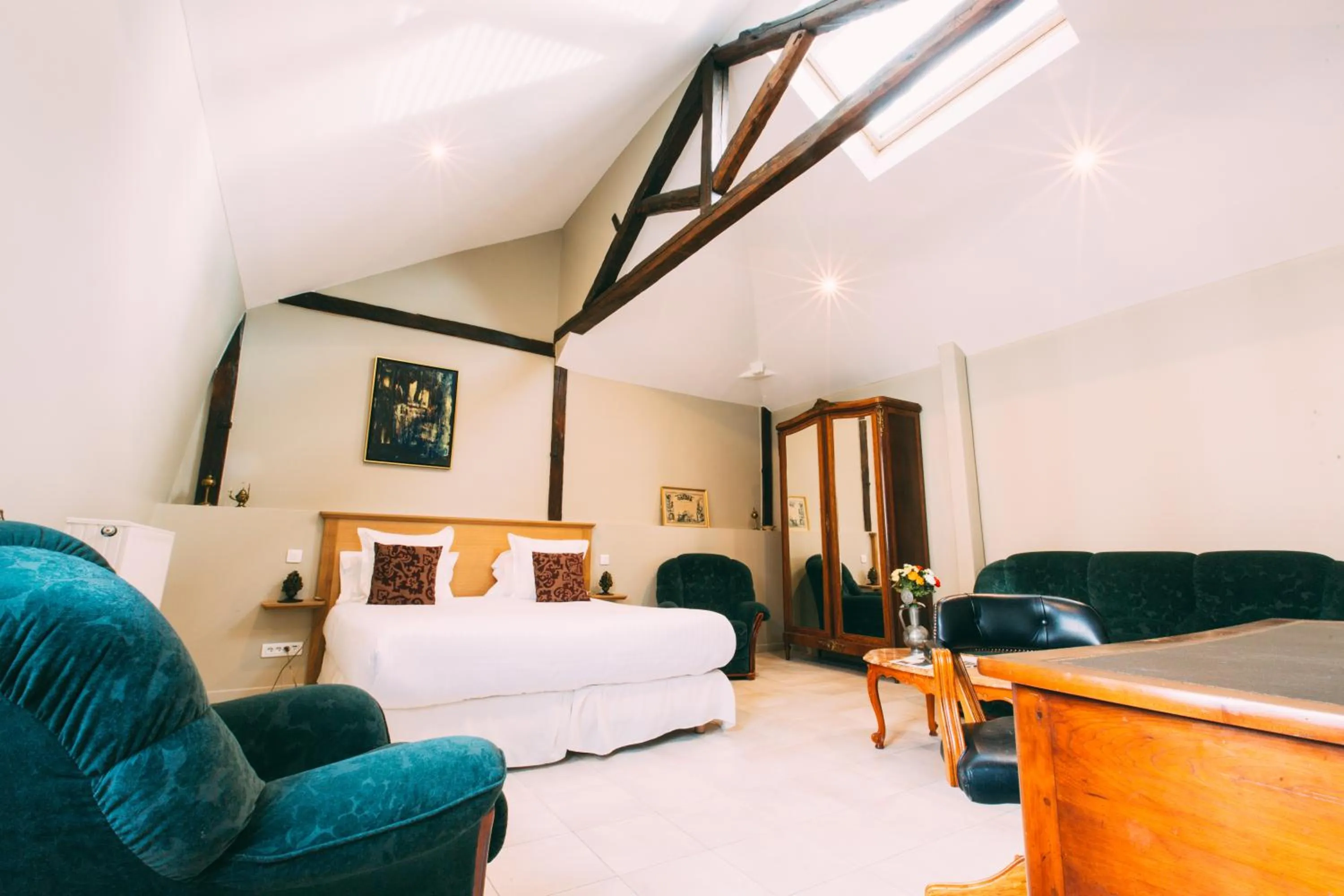 Living room, Bed in The Gem